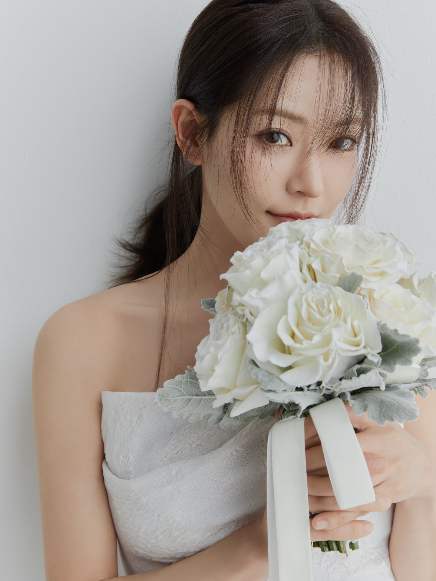 5월의 신부, 중식 여신 셰프 박은영👰🏻♀️ 의사 남편과의 웨딩 화보 비하인드 공개📸 5월 결혼을 앞둔 박은영 셰프가 결혼에 대한 소감을 밝히며 웨딩 촬영 사진 비하인드 컷으로 보이는 사진도 함께 공개했습니다. 뒤태만으로도 훈훈한 예비 신랑의 모습이 감탄을 자아내는데요. "많은 분들이 따뜻한 축하를 보내주셔서 진심으로 감사드린다"며 "결혼이라는 새로운 시작을 하게 됐다. 따뜻한 시선으로 지켜봐 달라"고 전했습니다. 한편, 박은영 셰프는 오는 5월 의사로 알려진 예비 신랑과 신라호텔에서 예식을 올릴 예정입니다. 이미지