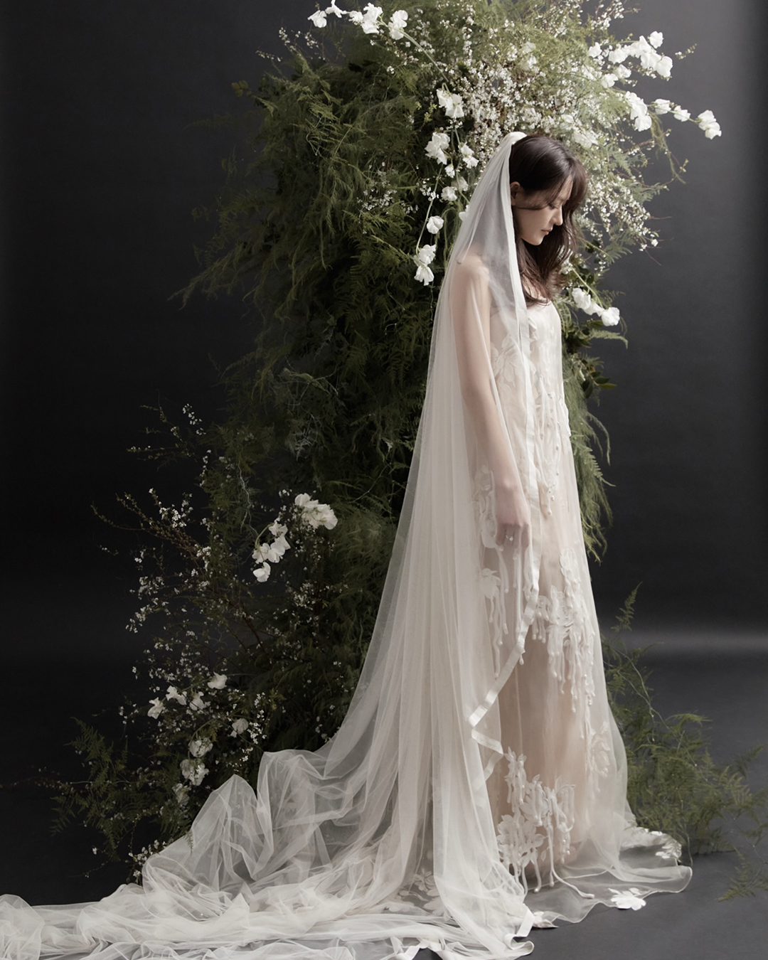 5월의 신부, 중식 여신 셰프 박은영👰🏻♀️
의사 남편과의 웨딩 화보 비하인드 공개📸
5월 결혼을 앞둔 박은영 셰프가 결혼에 대한 소감을 밝히며 웨딩 촬영 사진 비하인드 컷으로 보이는 사진도 함께 공개했습니다. 뒤태만으로도 훈훈한 예비 신랑의 모습이 감탄을 자아내는데요. "많은 분들이 따뜻한 축하를 보내주셔서 진심으로 감사드린다"며 "결혼이라는 새로운 시작을 하게 됐다. 따뜻한 시선으로 지켜봐 달라"고 전했습니다. 한편, 박은영 셰프는 오는 5월 의사로 알려진 예비 신랑과 신라호텔에서 예식을 올릴 예정입니다. 이미지4