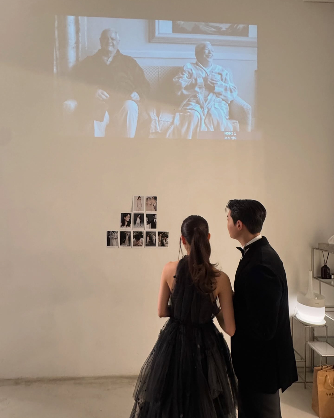 5월의 신부, 중식 여신 셰프 박은영👰🏻♀️
의사 남편과의 웨딩 화보 비하인드 공개📸
5월 결혼을 앞둔 박은영 셰프가 결혼에 대한 소감을 밝히며 웨딩 촬영 사진 비하인드 컷으로 보이는 사진도 함께 공개했습니다. 뒤태만으로도 훈훈한 예비 신랑의 모습이 감탄을 자아내는데요. "많은 분들이 따뜻한 축하를 보내주셔서 진심으로 감사드린다"며 "결혼이라는 새로운 시작을 하게 됐다. 따뜻한 시선으로 지켜봐 달라"고 전했습니다. 한편, 박은영 셰프는 오는 5월 의사로 알려진 예비 신랑과 신라호텔에서 예식을 올릴 예정입니다. 이미지2