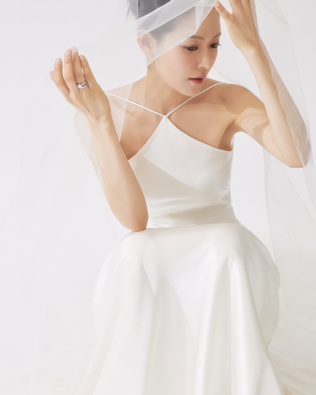 5월의 신부, 중식 여신 셰프 박은영👰🏻♀️
의사 남편과의 웨딩 화보 비하인드 공개📸
5월 결혼을 앞둔 박은영 셰프가 결혼에 대한 소감을 밝히며 웨딩 촬영 사진 비하인드 컷으로 보이는 사진도 함께 공개했습니다. 뒤태만으로도 훈훈한 예비 신랑의 모습이 감탄을 자아내는데요. "많은 분들이 따뜻한 축하를 보내주셔서 진심으로 감사드린다"며 "결혼이라는 새로운 시작을 하게 됐다. 따뜻한 시선으로 지켜봐 달라"고 전했습니다. 한편, 박은영 셰프는 오는 5월 의사로 알려진 예비 신랑과 신라호텔에서 예식을 올릴 예정입니다. 이미지8