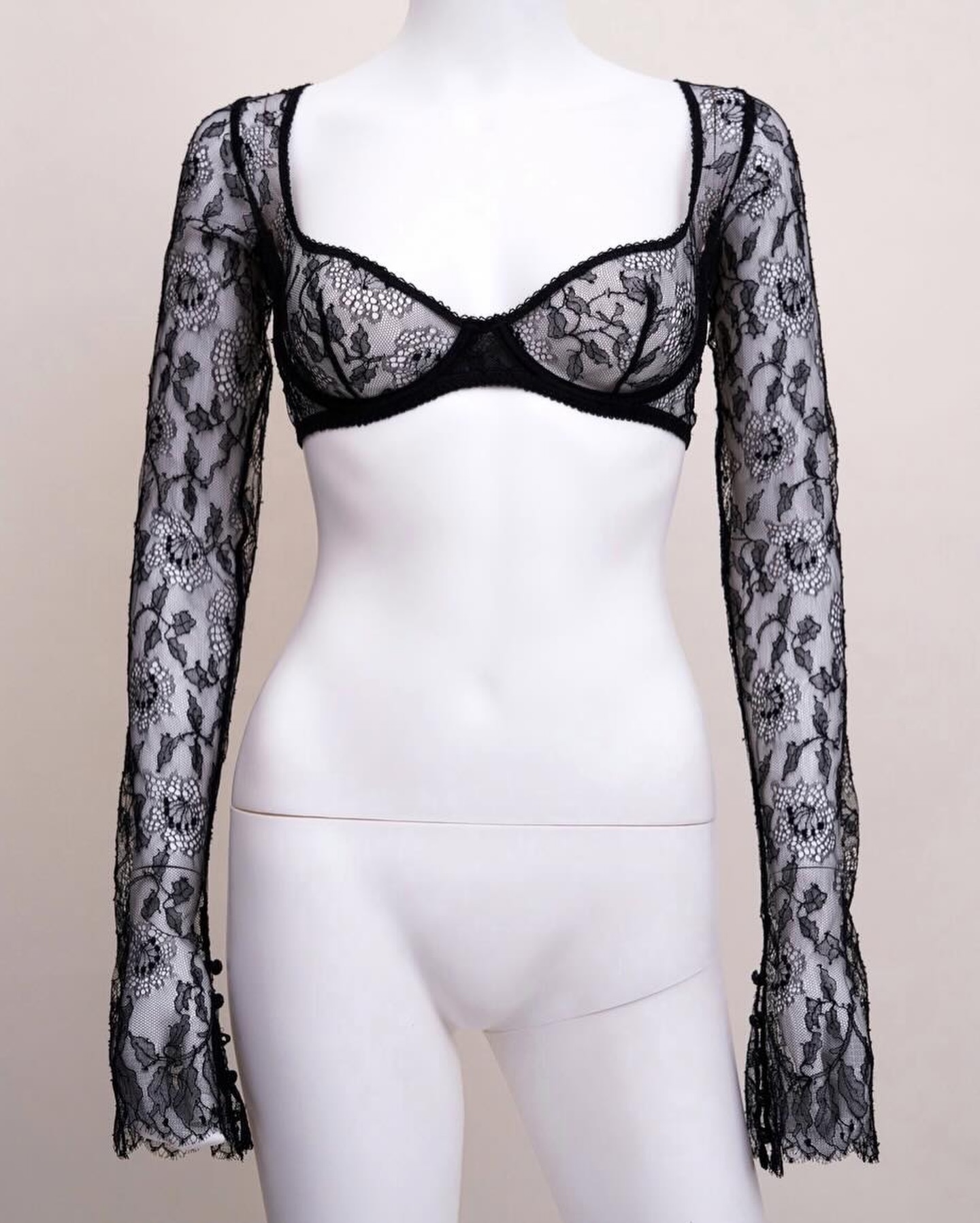 핫걸 무드를 위한🔥카일리 제너 선택
칼 라거펠트 시절 2005 빈티지 샤넬🖤💛레이스 언더와이어 크롭탑
카일리 제너(Kylie Jenner)가 2026 코첼라 시즌, 20년 전 샤넬(Chanel) 아카이브를 통해 레이스 크롭 탑 재유행을 예고했습니다.
카일리는 이번 코첼라(Coachella) 페스티벌 기간 중 ‘갓 오브 클로스(God of Cloth)’의 2005 S/S 샤넬 레이스 탑을 착용했습니다. 언더와이어 디테일이 적용된 블랙 크롭 탑은 축제의 자유로운 분위기와 정교한 빈티지 미학을 동시에 보여줬습니다.
칼 라거펠트(Karl Lagerfeld)의 관능적인 시어 레이스는 로우라이즈 데님과 만나 2026년식 페스티벌 룩으로 변주되었습니다. 이번 카일리의 선택은 레이스 소재가 ’페스티벌 핫템‘으로서 다시금 메인 트렌드가 될 것으로 증명합니다.
- 샤넬(Chanel) 2005 Vintage Lace Underwire Crop Top 이미지3