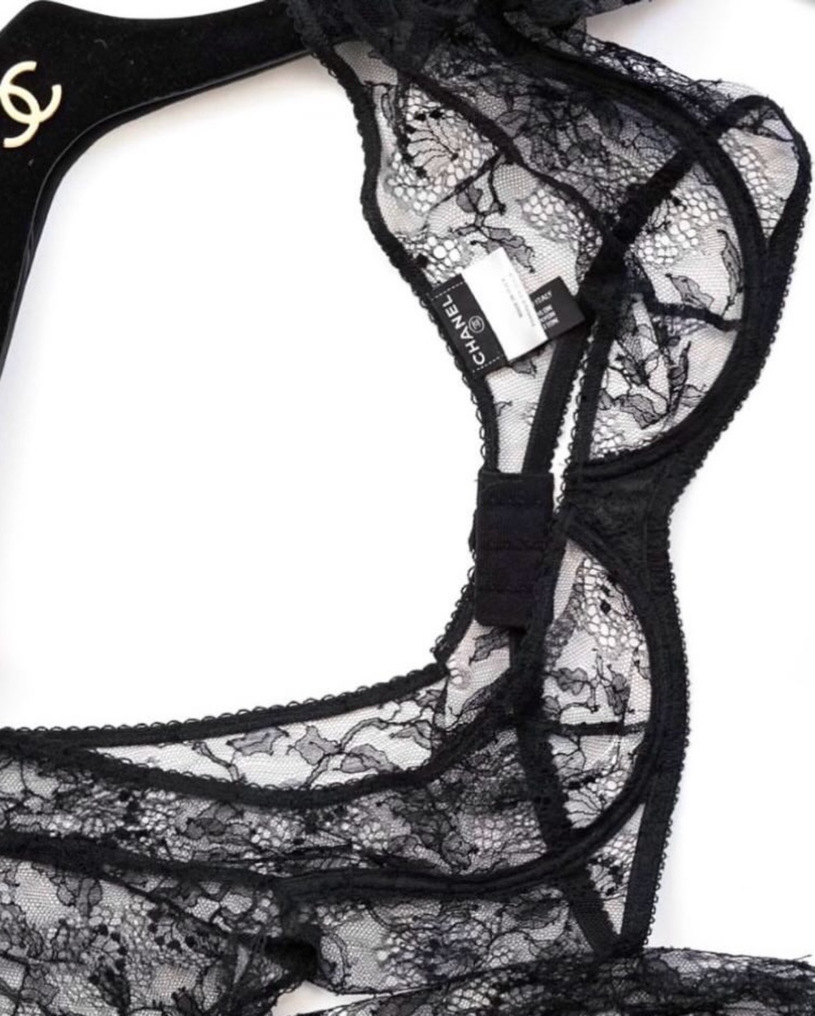 핫걸 무드를 위한🔥카일리 제너 선택
칼 라거펠트 시절 2005 빈티지 샤넬🖤💛레이스 언더와이어 크롭탑
카일리 제너(Kylie Jenner)가 2026 코첼라 시즌, 20년 전 샤넬(Chanel) 아카이브를 통해 레이스 크롭 탑 재유행을 예고했습니다.
카일리는 이번 코첼라(Coachella) 페스티벌 기간 중 ‘갓 오브 클로스(God of Cloth)’의 2005 S/S 샤넬 레이스 탑을 착용했습니다. 언더와이어 디테일이 적용된 블랙 크롭 탑은 축제의 자유로운 분위기와 정교한 빈티지 미학을 동시에 보여줬습니다.
칼 라거펠트(Karl Lagerfeld)의 관능적인 시어 레이스는 로우라이즈 데님과 만나 2026년식 페스티벌 룩으로 변주되었습니다. 이번 카일리의 선택은 레이스 소재가 ’페스티벌 핫템‘으로서 다시금 메인 트렌드가 될 것으로 증명합니다.
- 샤넬(Chanel) 2005 Vintage Lace Underwire Crop Top 이미지4