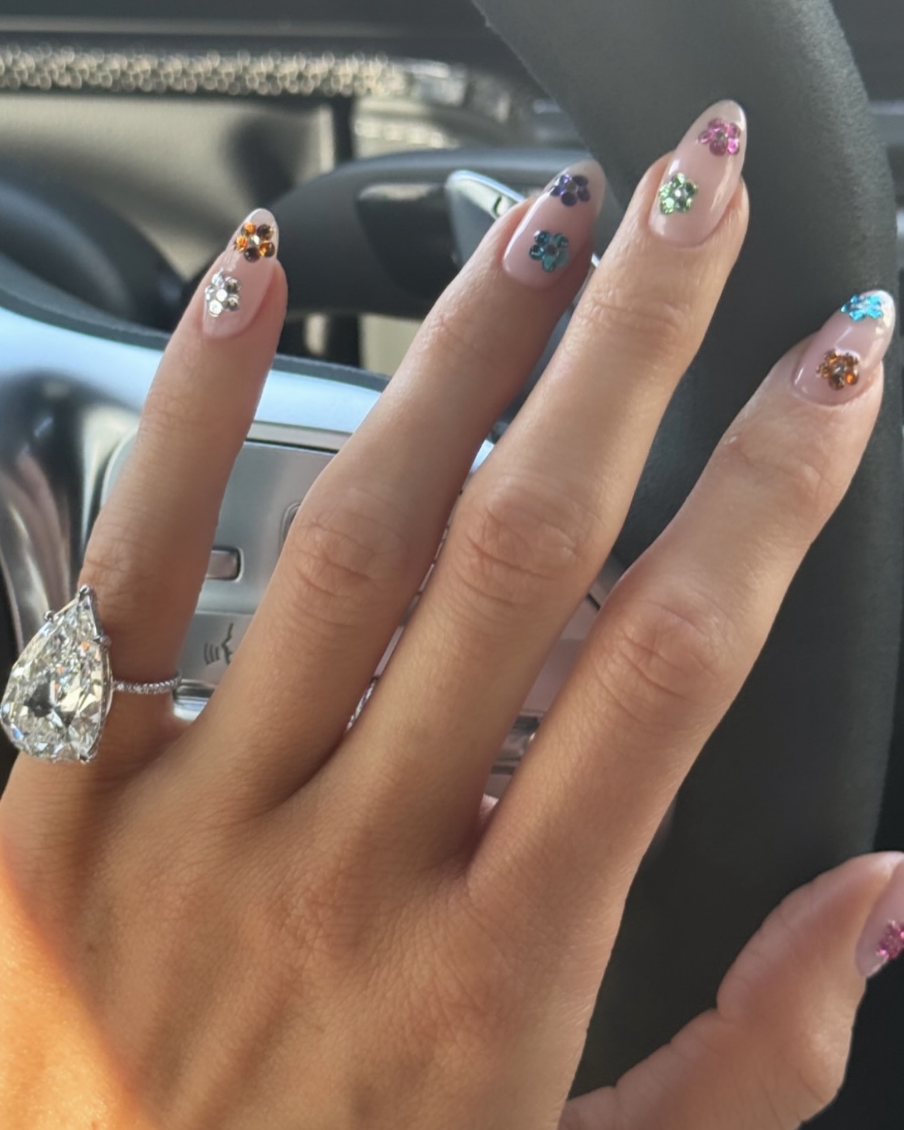 코첼라 네일도 그냥 못 지나쳐😖
셀럽들의 페스티벌 네일 이렇게 참고해봐💅🤍
코첼라에서 셀럽들의 룩만큼 눈길을 끈 건 바로 네일입니다. 제니부터 헤일리 비버, 카일리 제너, 사브리나 카펜터까지 다른 무드의 네일을 선보였는데요. 그래픽 라인 디테일부터 플라워 포인트, 컬러 스톤 장식까지 더해져 포인트를 주었습니다.
특히 이번 셀럽들의 코첼라 네일은 모두 졸라 간조릿의 손길로 완성됐다는 점도 흥미롭습니다. 데일리부터 페스티벌 룩에 포인트를 주고 싶다면 눈여겨보세요. 이미지3
