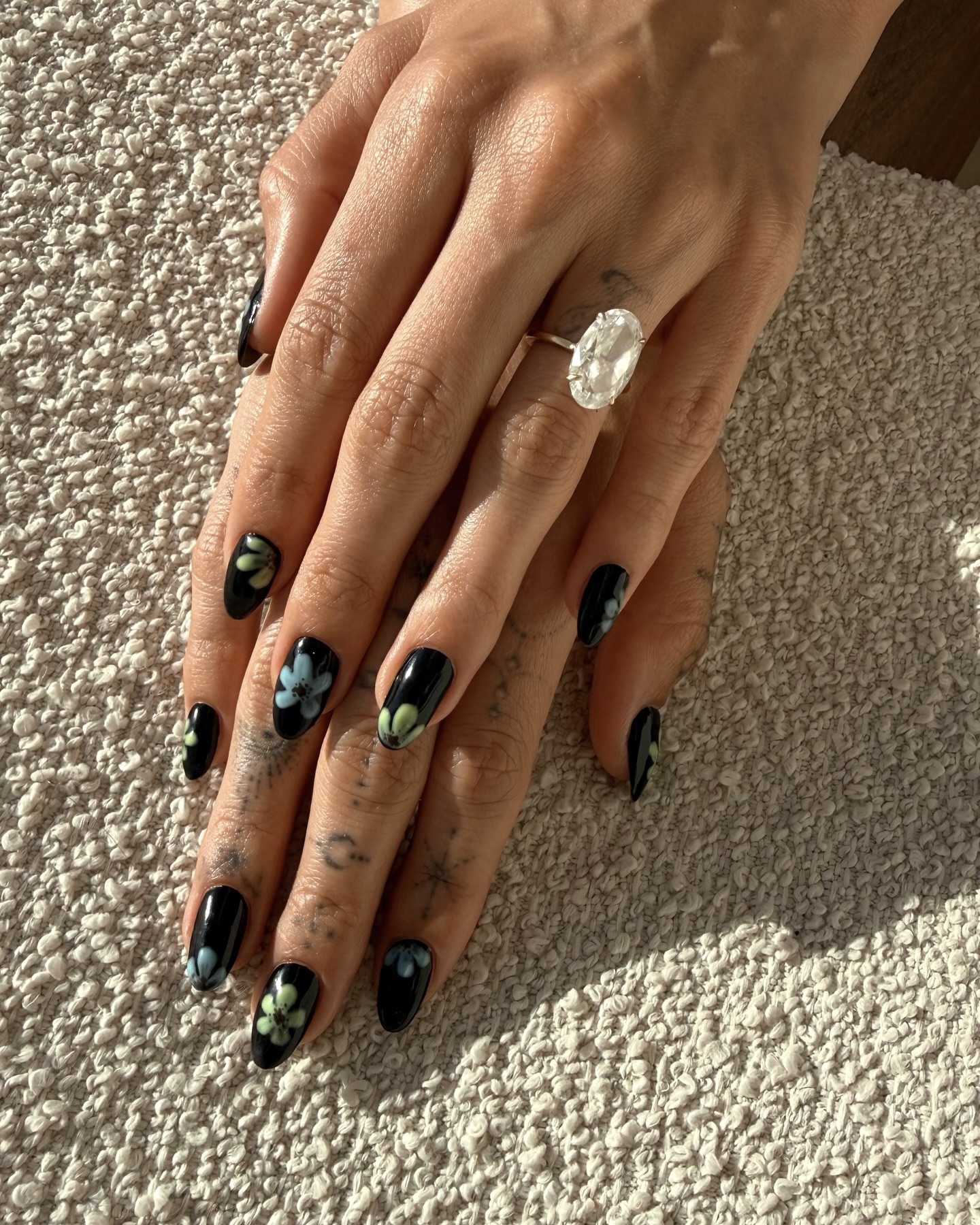 코첼라 네일도 그냥 못 지나쳐😖
셀럽들의 페스티벌 네일 이렇게 참고해봐💅🤍
코첼라에서 셀럽들의 룩만큼 눈길을 끈 건 바로 네일입니다. 제니부터 헤일리 비버, 카일리 제너, 사브리나 카펜터까지 다른 무드의 네일을 선보였는데요. 그래픽 라인 디테일부터 플라워 포인트, 컬러 스톤 장식까지 더해져 포인트를 주었습니다.
특히 이번 셀럽들의 코첼라 네일은 모두 졸라 간조릿의 손길로 완성됐다는 점도 흥미롭습니다. 데일리부터 페스티벌 룩에 포인트를 주고 싶다면 눈여겨보세요. 이미지4