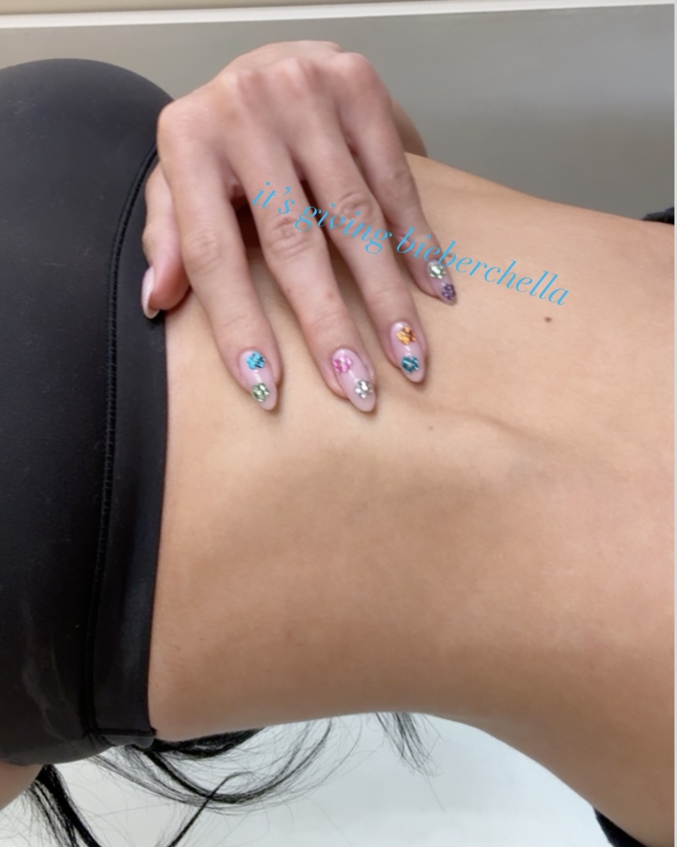코첼라 네일도 그냥 못 지나쳐😖
셀럽들의 페스티벌 네일 이렇게 참고해봐💅🤍
코첼라에서 셀럽들의 룩만큼 눈길을 끈 건 바로 네일입니다. 제니부터 헤일리 비버, 카일리 제너, 사브리나 카펜터까지 다른 무드의 네일을 선보였는데요. 그래픽 라인 디테일부터 플라워 포인트, 컬러 스톤 장식까지 더해져 포인트를 주었습니다.
특히 이번 셀럽들의 코첼라 네일은 모두 졸라 간조릿의 손길로 완성됐다는 점도 흥미롭습니다. 데일리부터 페스티벌 룩에 포인트를 주고 싶다면 눈여겨보세요. 이미지6