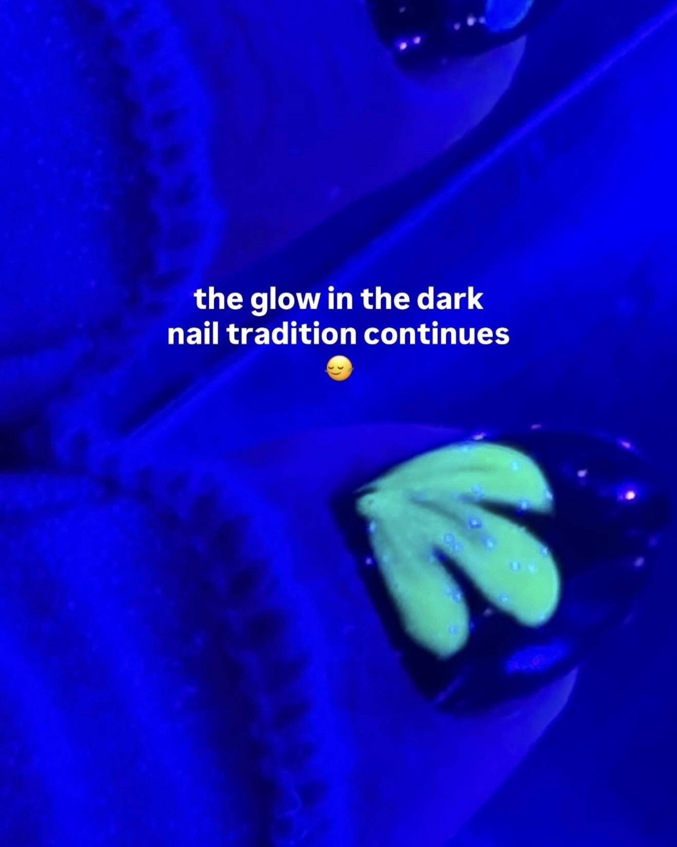 코첼라 네일도 그냥 못 지나쳐😖
셀럽들의 페스티벌 네일 이렇게 참고해봐💅🤍
코첼라에서 셀럽들의 룩만큼 눈길을 끈 건 바로 네일입니다. 제니부터 헤일리 비버, 카일리 제너, 사브리나 카펜터까지 다른 무드의 네일을 선보였는데요. 그래픽 라인 디테일부터 플라워 포인트, 컬러 스톤 장식까지 더해져 포인트를 주었습니다.
특히 이번 셀럽들의 코첼라 네일은 모두 졸라 간조릿의 손길로 완성됐다는 점도 흥미롭습니다. 데일리부터 페스티벌 룩에 포인트를 주고 싶다면 눈여겨보세요. 이미지9