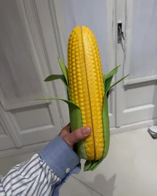 모스키노답게 또 해냈다🍎
평범한 오브제도 패션이 되는 순간👜🤍
특이한 오브제를 패션으로 바꾸는 데 유독 강한 모스키노가 이번에도 독특한 제품을 선보였습니다. 애플 백은 슈퍼마켓 사과 포장을 그대로 옮겨놓은 듯한 디자인으로, 바닥의 종이 박스 느낌과 PVC 포장 디테일까지 위트 있게 풀어냈죠.
옥수수를 본뜬 백, 신문 더미와 냄비, 스파게티를 모티프로 한 백까지 더해지며 모스키노의 유쾌한 감각이 드러났습니다. 평범한 오브제도 패션으로 바꿔내는 모스키노의 가방들, 지금 바로 확인해보세요. 이미지