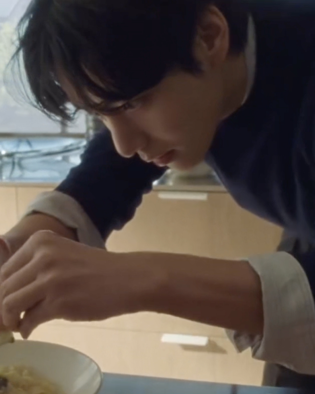 오늘 점심은 BTS랑 비빔면🍜 RM과 지민, 그리고 뷔가 등장한 첫 번째 'ARIH' 프로젝트 영상이 공개됐습니다. 'ARIH'는 BTS가 팔도, hy와 협업한 라면, 에너지 드링크, 소다 등 식음료 브랜드인데요. 오는 24일부터 미국 전역의 월마트 매장과 온라인몰에서 먼저 판매되며, 국내에선 내달말 출시될 예정입니다. 이미지