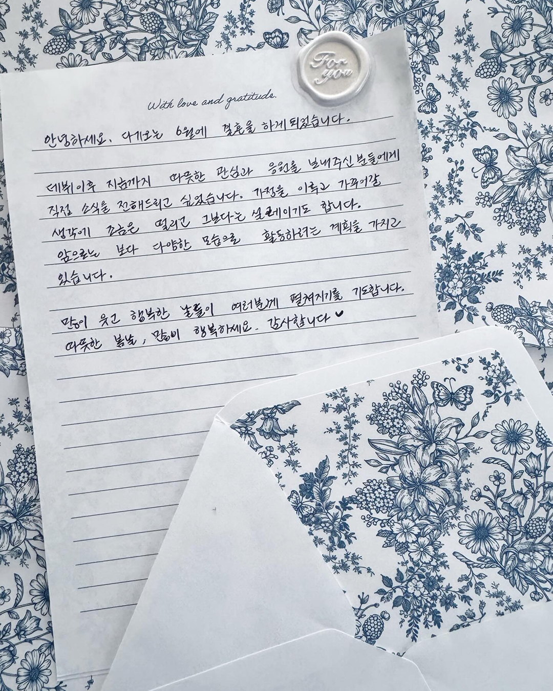 문채원, 6월의 신부된다👰🏻♀️
배우 문채원이 오는 6월 결혼한다는 소식입니다. 예비 남편과 짧지 않은 교제 기간 끝에 결혼한다고 하는데요. 소속사 블리츠웨이엔터테인먼트는 "예비 배우자는 비연예인으로, 결혼식은 가족과 가까운 친지들을 모시고 비공개로 진행될 예정”이라고 전했습니다. 이미지3