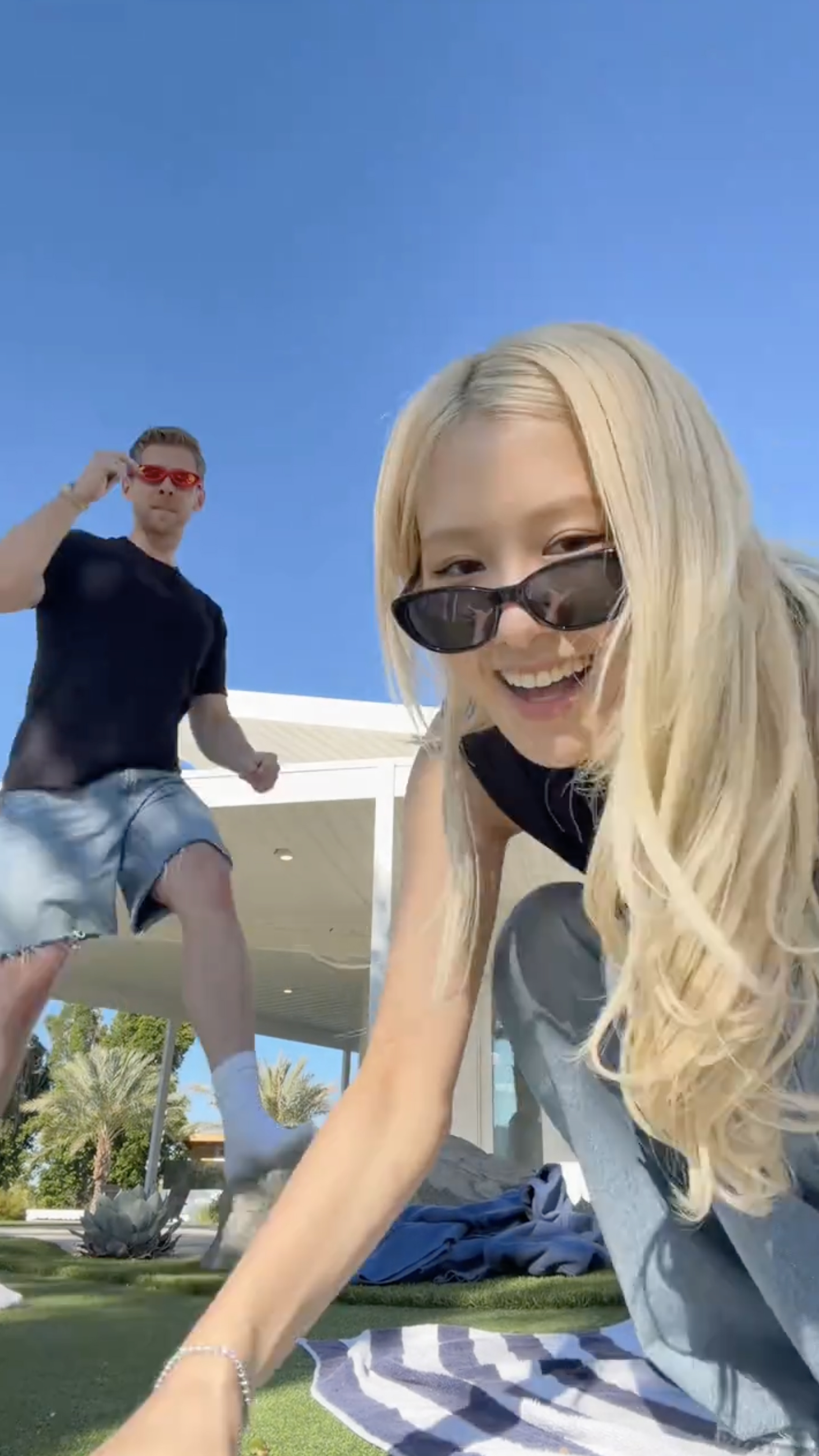 챙이, 오늘 너무 신나🥳 코첼라 제대로 즐기고 있는 듯한 로제가 댄스 영상을 공유했습니다. 흘러나오는 노래는 빅뱅의 2006년 곡 'La La La'인데요. 빅뱅 슨배님들 보고 계신가요? 이미지