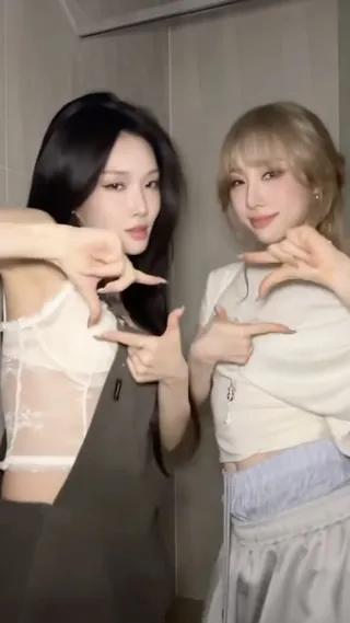 청하와 연정이 준비했어요🎁 컴백만 기다리는 앙둥이들을 위한 선물 이미지