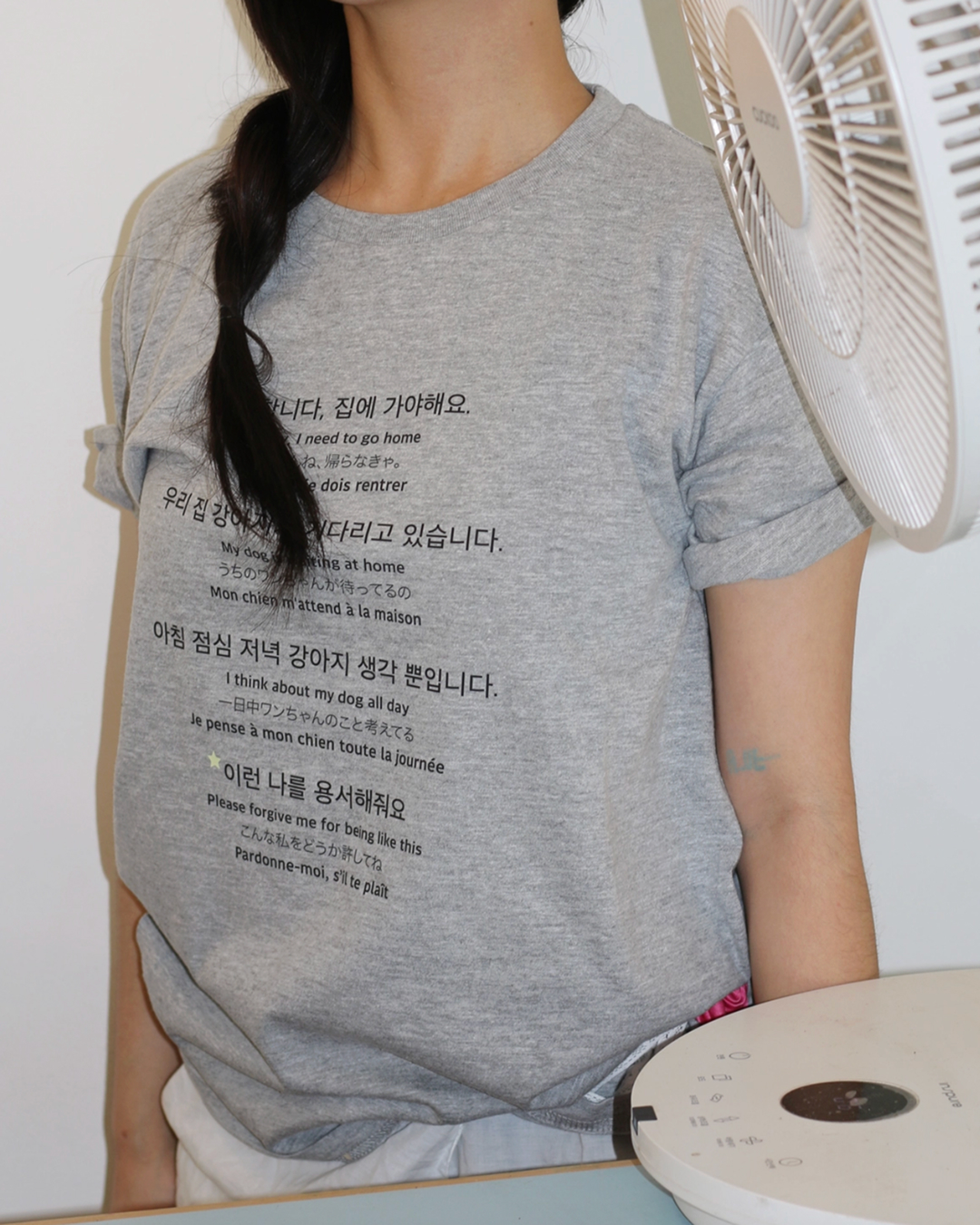 나만 기다리는 우리 강아지🐶
보러 가야 하는데 누군가 귀가를 막는다면?🫵🏻😿
출근만 하면 집에 혼자 있을 반려동물 생각에 마음이 쓰이는 분들, 많으시죠. 그런 여러분들의 마음을 완벽 캐치한 곳이 있습니다. 바로 'hieveryoneyeah (하이에브리원예)'의 ‘눈물겨운 견주의 T-shirt’인데요.
트와이스 사나와 모모가 착용하며 더 화제를 모았었죠. S 부터 3XL까지 폭넓은 사이즈로 출시됐으며, 고양이 집사를 위한 ‘눈물겨운 집사 ver.’도 함께 만나볼 수 있다고 합니다.
- ‘눈물겨운 견주의 T-Shirt’: 33,000원
영상: 2. 하이에브리원예 @hieveryoneyeah.store 이미지7