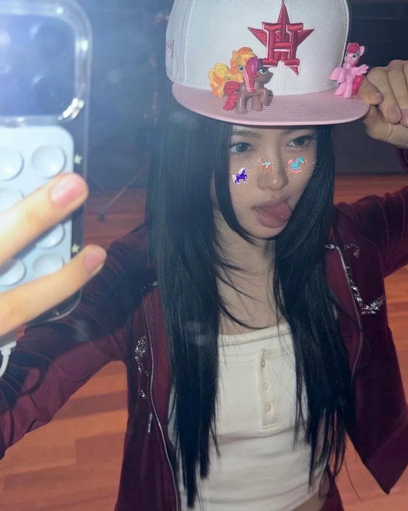기분 전환엔 하이 레이어드컷✂️
길이에 따라 분위기도 달라져요✨💇♀️
헤어스타일을 바꾸고 싶을 땐 하이 레이어드컷을 해보세요. 기존 레이어드컷보다 더 높게 층을 내는 스타일로, 훨씬 가볍고 트렌디한 무드를 완성할 수 있는데요.
단발은 시원하고 발랄하게, 중단발은 가볍고 세련되게, 장발은 볼륨감과 다양한 헤어스타일링을 살릴 수 있죠. 길이에 따라 다른 분위기를 줄 수 있는 헤어스타일링, 취향에 맞춰 참고해보세요. 이미지1