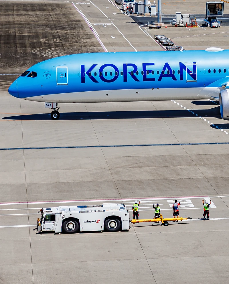온천 여행 준비하시나요?✈️♨️
대한항공이 일본 오이타 노선 운항을 재개합니다.
오는 10월 25일부터 2027년 3월 26일까지 인천-오이타 노선이 월, 수, 금, 일 주 4회 운항됩니다. 출발편은 오전 9시 15분 인천을 떠나 10시 50분 오이타에 도착하며, 귀국편은 낮 12시 출발해 오후 1시 45분 인천에 도착하는 스케줄입니다. 투입 기종은 182석 규모의 에어버스 A321neo입니다.
오이타현은 벳부와 유후인 등 유명 온천이 위치한 인기 여행지입니다. 이번 운항 재개로 후쿠오카, 구마모토 등 인근 규슈 지역 노선과 연계한 다구간 여행 일정도 한결 수월해질 전망입니다. 이미지1
