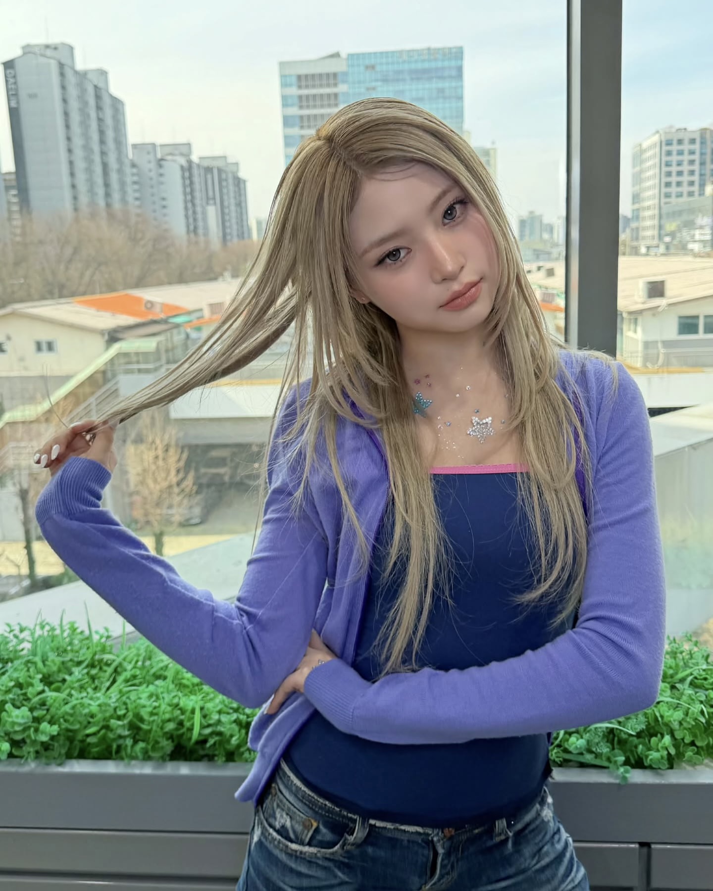 기분 전환엔 하이 레이어드컷✂️
길이에 따라 분위기도 달라져요✨💇♀️
헤어스타일을 바꾸고 싶을 땐 하이 레이어드컷을 해보세요. 기존 레이어드컷보다 더 높게 층을 내는 스타일로, 훨씬 가볍고 트렌디한 무드를 완성할 수 있는데요.
단발은 시원하고 발랄하게, 중단발은 가볍고 세련되게, 장발은 볼륨감과 다양한 헤어스타일링을 살릴 수 있죠. 길이에 따라 다른 분위기를 줄 수 있는 헤어스타일링, 취향에 맞춰 참고해보세요. 이미지7