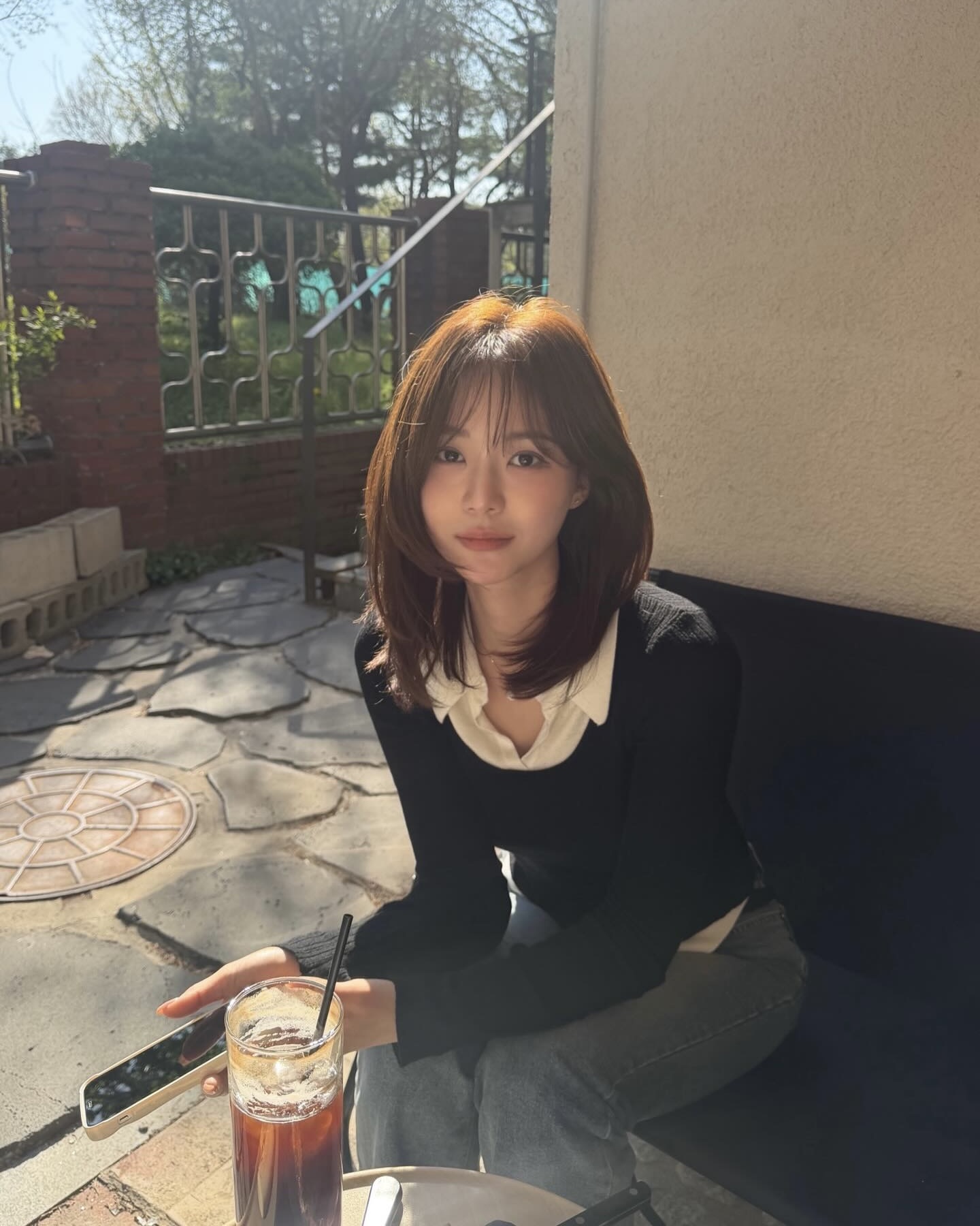 기분 전환엔 하이 레이어드컷✂️
길이에 따라 분위기도 달라져요✨💇♀️
헤어스타일을 바꾸고 싶을 땐 하이 레이어드컷을 해보세요. 기존 레이어드컷보다 더 높게 층을 내는 스타일로, 훨씬 가볍고 트렌디한 무드를 완성할 수 있는데요.
단발은 시원하고 발랄하게, 중단발은 가볍고 세련되게, 장발은 볼륨감과 다양한 헤어스타일링을 살릴 수 있죠. 길이에 따라 다른 분위기를 줄 수 있는 헤어스타일링, 취향에 맞춰 참고해보세요. 이미지