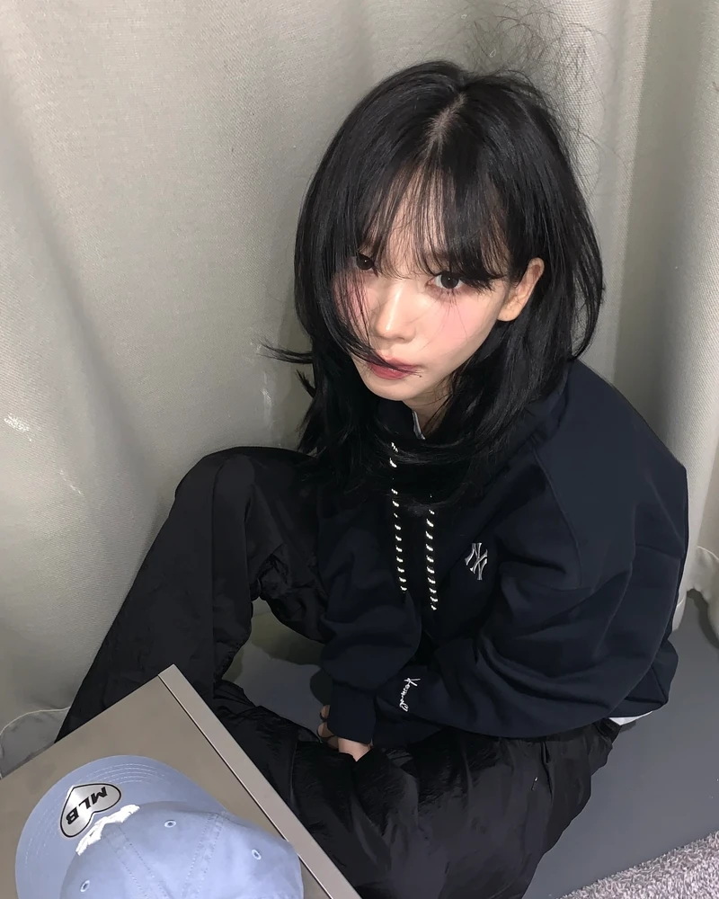 기분 전환엔 하이 레이어드컷✂️
길이에 따라 분위기도 달라져요✨💇♀️
헤어스타일을 바꾸고 싶을 땐 하이 레이어드컷을 해보세요. 기존 레이어드컷보다 더 높게 층을 내는 스타일로, 훨씬 가볍고 트렌디한 무드를 완성할 수 있는데요.
단발은 시원하고 발랄하게, 중단발은 가볍고 세련되게, 장발은 볼륨감과 다양한 헤어스타일링을 살릴 수 있죠. 길이에 따라 다른 분위기를 줄 수 있는 헤어스타일링, 취향에 맞춰 참고해보세요. 이미지2