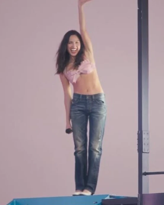 디젤 있죠??💙🤍보이프렌드 진 소환
코첼라 속 올리비아 로드리고가 소환한🔥디젤 빈티지 루즈핏 주목!
올리비아 로드리고는 애디슨 레이(Addison Rae)의 코첼라 무대에서 신곡 ‘Drop Dead’를 공개했습니다. 스타일리스트 클로이 앤 셔넬(Chloe and Chenelle)이 ‘블루이 데님(Bluey Denim)’에서 소싱한 빈티지 디젤 진은 이번 룩의 핵심입니다.
90년대 남성적 실루엣을 활용한 보이프렌드 핏은 무대 위에서 좀처럼 데님을 입지 않던 그의 파격적인 선택으로 평가받습니다. 골반에 걸친 로우 슬렁(Low-slung) 스타일은 글렌 마틴스(Glenn Martens)가 정립한 디젤의 빈티지의 대표 스타일입니다.
이는 과도한 와이드 핏을 넘어 아카이브 기반의 릴렉스 핏이 2026년 데님 트렌드로 알리는 것 같으니 주목하세요.
- 빈티지 디젤(Diesel) 보이프렌드 진 이미지9