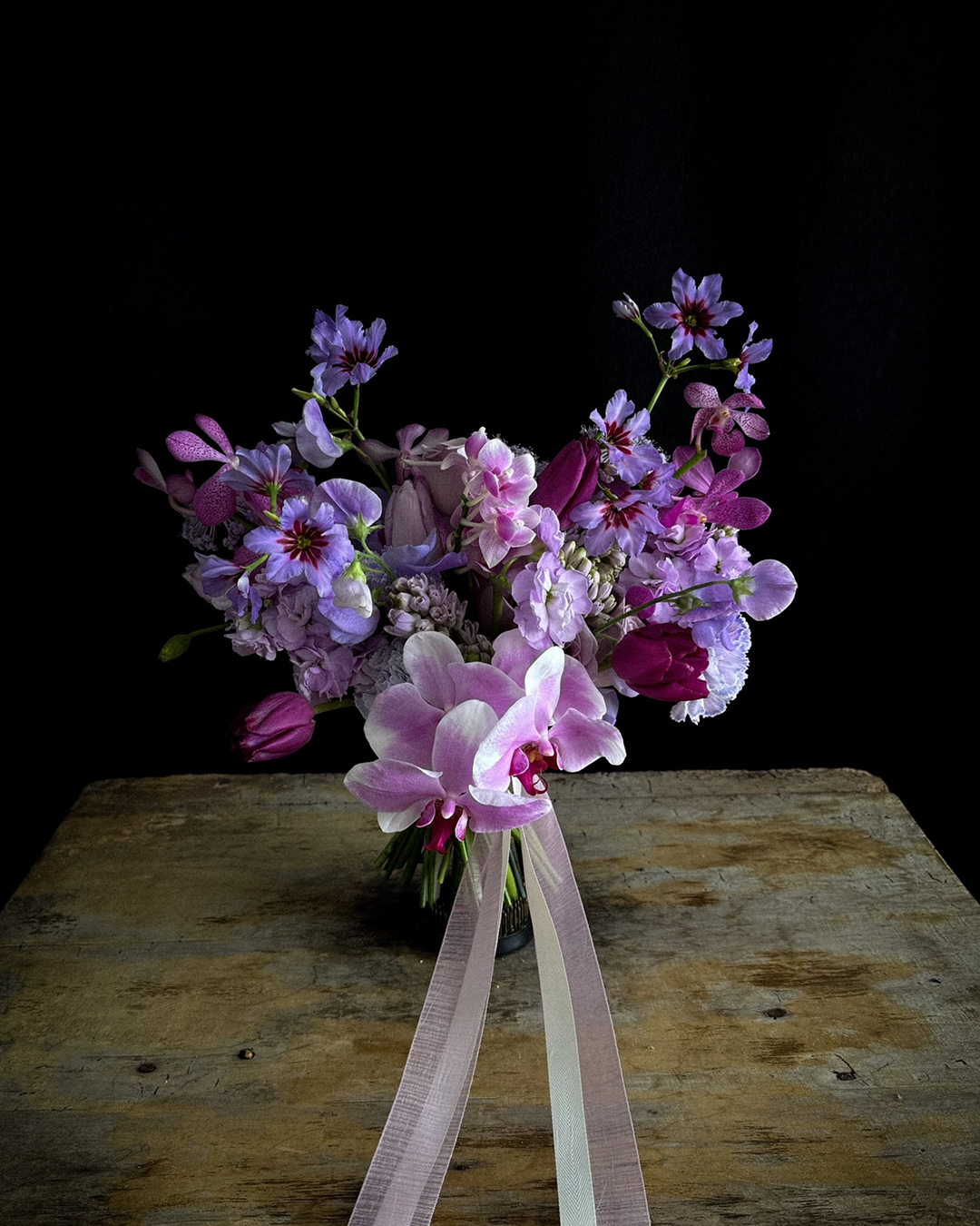 흔하지 않게, 오래 기억되게💌
5월의 신부를 위한 부케 모음집📁💐
이제는 웨딩 부케도 내 취향에 맞춰 선택할 수 있습니다. 하늘하늘 흩날리는 캐스케이드 부케부터 진주 드롭, 그리고 개인의 취향을 가득 담은 컬러감 있는 부케까지—선택의 폭이 한층 넓어졌는데요.
다가오는 봄, 웨딩 촬영을 앞둔 소중한 이가 있다면 올해의 부케 트렌드, 함께 나눠보세요. 이미지9