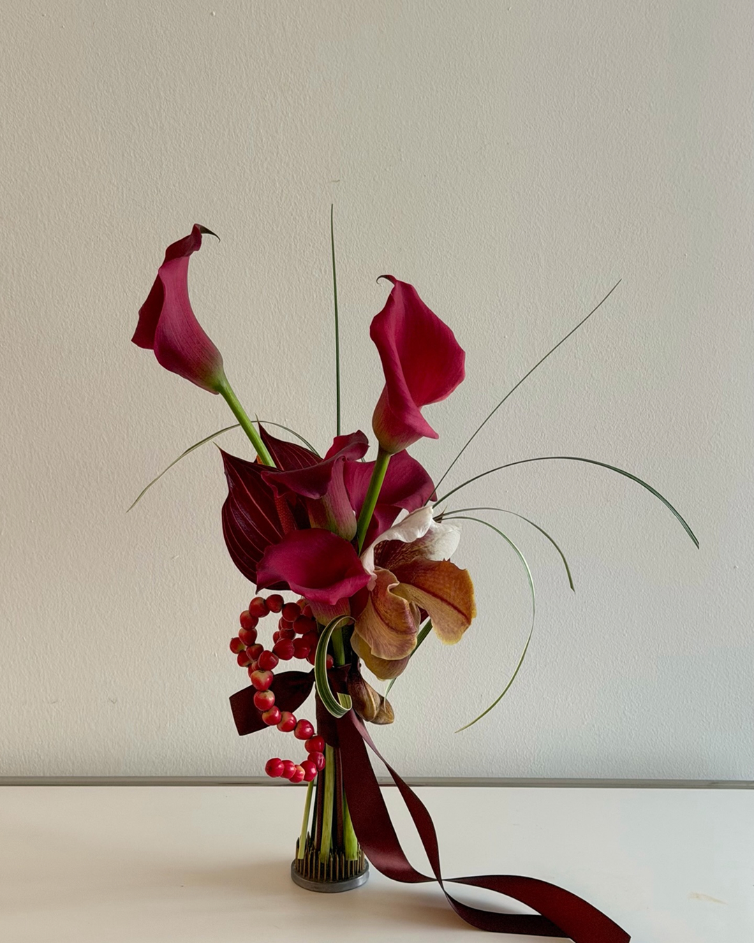 흔하지 않게, 오래 기억되게💌
5월의 신부를 위한 부케 모음집📁💐
이제는 웨딩 부케도 내 취향에 맞춰 선택할 수 있습니다. 하늘하늘 흩날리는 캐스케이드 부케부터 진주 드롭, 그리고 개인의 취향을 가득 담은 컬러감 있는 부케까지—선택의 폭이 한층 넓어졌는데요.
다가오는 봄, 웨딩 촬영을 앞둔 소중한 이가 있다면 올해의 부케 트렌드, 함께 나눠보세요. 이미지2