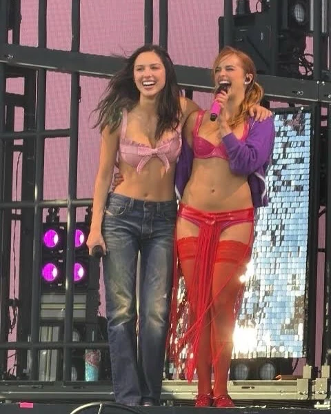 디젤 있죠??💙🤍보이프렌드 진 소환
코첼라 속 올리비아 로드리고가 소환한🔥디젤 빈티지 루즈핏 주목!
올리비아 로드리고는 애디슨 레이(Addison Rae)의 코첼라 무대에서 신곡 ‘Drop Dead’를 공개했습니다. 스타일리스트 클로이 앤 셔넬(Chloe and Chenelle)이 ‘블루이 데님(Bluey Denim)’에서 소싱한 빈티지 디젤 진은 이번 룩의 핵심입니다.
90년대 남성적 실루엣을 활용한 보이프렌드 핏은 무대 위에서 좀처럼 데님을 입지 않던 그의 파격적인 선택으로 평가받습니다. 골반에 걸친 로우 슬렁(Low-slung) 스타일은 글렌 마틴스(Glenn Martens)가 정립한 디젤의 빈티지의 대표 스타일입니다.
이는 과도한 와이드 핏을 넘어 아카이브 기반의 릴렉스 핏이 2026년 데님 트렌드로 알리는 것 같으니 주목하세요.
- 빈티지 디젤(Diesel) 보이프렌드 진 이미지7