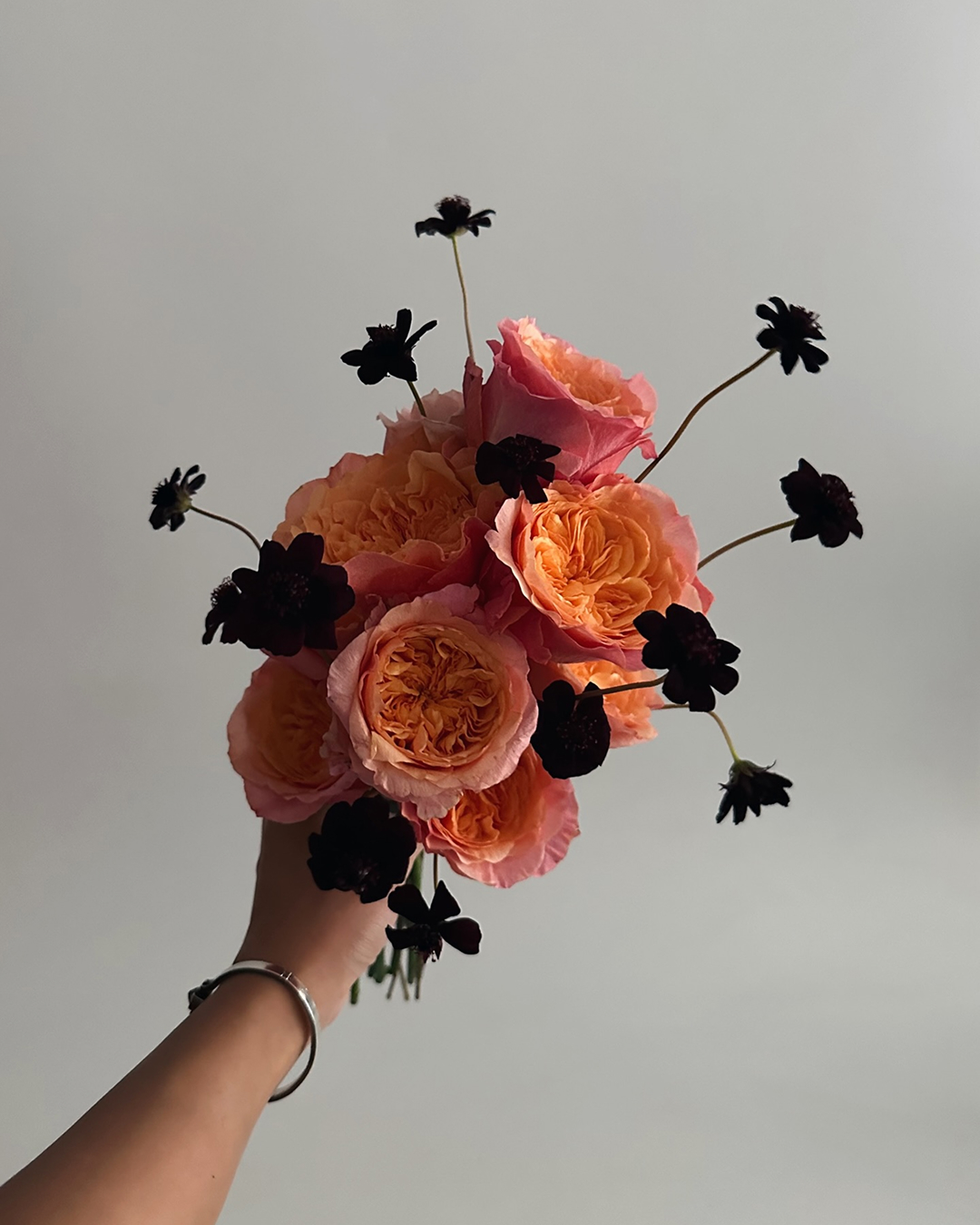흔하지 않게, 오래 기억되게💌
5월의 신부를 위한 부케 모음집📁💐
이제는 웨딩 부케도 내 취향에 맞춰 선택할 수 있습니다. 하늘하늘 흩날리는 캐스케이드 부케부터 진주 드롭, 그리고 개인의 취향을 가득 담은 컬러감 있는 부케까지—선택의 폭이 한층 넓어졌는데요.
다가오는 봄, 웨딩 촬영을 앞둔 소중한 이가 있다면 올해의 부케 트렌드, 함께 나눠보세요. 이미지5