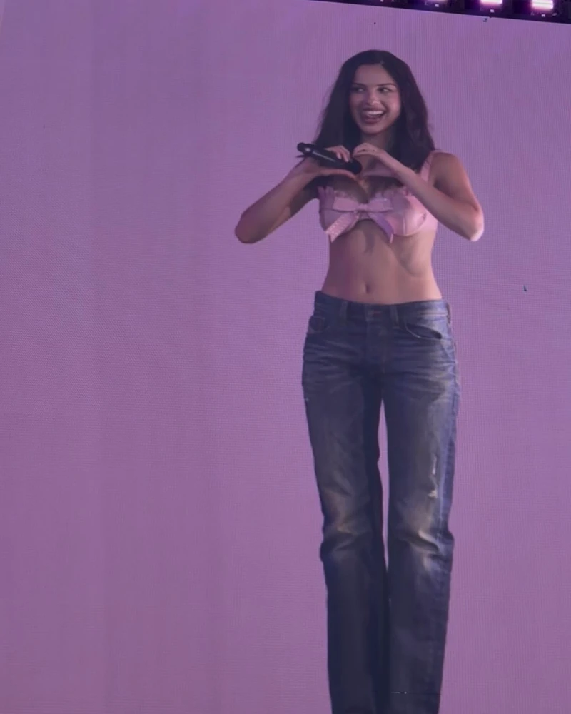 디젤 있죠??💙🤍보이프렌드 진 소환
코첼라 속 올리비아 로드리고가 소환한🔥디젤 빈티지 루즈핏 주목!
올리비아 로드리고는 애디슨 레이(Addison Rae)의 코첼라 무대에서 신곡 ‘Drop Dead’를 공개했습니다. 스타일리스트 클로이 앤 셔넬(Chloe and Chenelle)이 ‘블루이 데님(Bluey Denim)’에서 소싱한 빈티지 디젤 진은 이번 룩의 핵심입니다.
90년대 남성적 실루엣을 활용한 보이프렌드 핏은 무대 위에서 좀처럼 데님을 입지 않던 그의 파격적인 선택으로 평가받습니다. 골반에 걸친 로우 슬렁(Low-slung) 스타일은 글렌 마틴스(Glenn Martens)가 정립한 디젤의 빈티지의 대표 스타일입니다.
이는 과도한 와이드 핏을 넘어 아카이브 기반의 릴렉스 핏이 2026년 데님 트렌드로 알리는 것 같으니 주목하세요.
- 빈티지 디젤(Diesel) 보이프렌드 진 이미지1