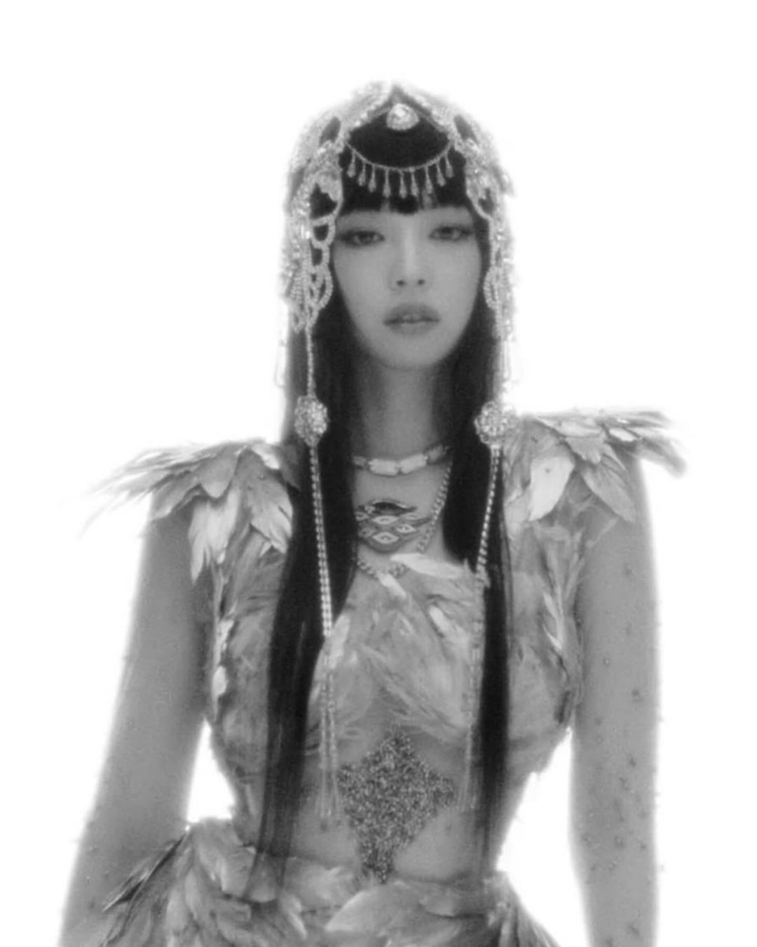 지디의 왕관을 책임지는 자👑
바로 저, 다나카 이므니다🙋🏻♂️💎
지난 월요일, 성황리에 막을 내린 빅뱅의 코첼라 무대. 조명마저 압도한 ‘인간 보석’ 지디, 과연 누구의 작품일까요? 지드래곤의 월드투어를 장식한 커스텀 블랙 데이지 크라운과 크로셰 트위드까지, 이 모든 것은 다이스케 다나카의 작업입니다.
오사카 출신 디자이너인 그는 일본 애니 특유의 과장된 표현과 색감에서 영향을 받은 그는, 정교한 자수로 디테일을 살려 의상의 화려함을 극대화합니다. 제니의 ‘ZEN’ MV 속 천사 의상을 비롯해, 코스튬 디자이너 및 브랜드 'tanakadaisuke'의 대표로 활발히 활동 중입니다.
역시 아티스트를 한층 더 빛나게 해주는 건, 보이지 않는 장인정신의 힘이군요!
영상: 7,9. J @jennierubyjane / 10. G-DRAGON @xxxibgdrgn 이미지8