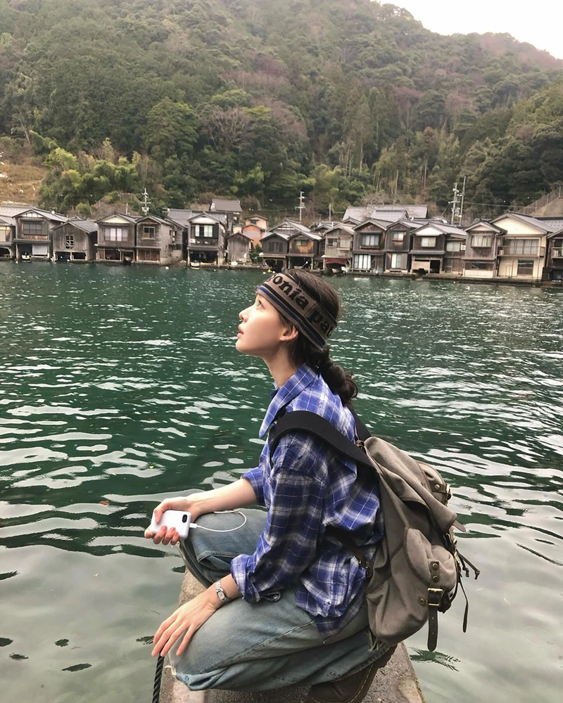잘입윤지의 믿고 보는 ootd🔎
잘만 하면 나도 모리걸 될 수 있겠는데..?🧐🧸
보고있기만 해도 첫사랑의 기억이 조작되는 한국판 아오이 유우, 최윤지. 그녀의 최근 여행 포스트 속 넉넉한 실루엣의 옷과 빈티지한 아이템으로 완성한 룩 정보가 궁금하셨을 분들을 위해 대신 들여다봤습니다.
- 커버낫 옴브레 체크 셔츠 네이비, 10만 원대
- 파타고니아 Town Headband Park Stripe Marlow, 5만 원대
- 포디어웍스 Fog hunter backpack, 30만 원대
- 닥터마틴 1461, 20만 원대 이미지2