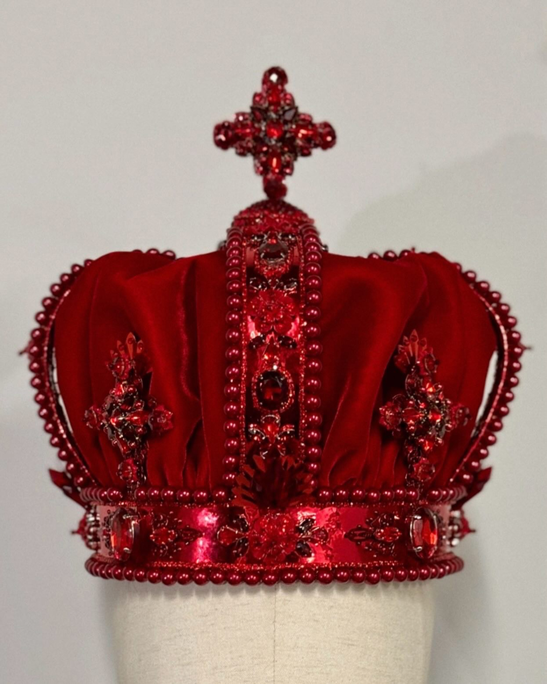 지디의 왕관을 책임지는 자👑
바로 저, 다나카 이므니다🙋🏻♂️💎
지난 월요일, 성황리에 막을 내린 빅뱅의 코첼라 무대. 조명마저 압도한 ‘인간 보석’ 지디, 과연 누구의 작품일까요? 지드래곤의 월드투어를 장식한 커스텀 블랙 데이지 크라운과 크로셰 트위드까지, 이 모든 것은 다이스케 다나카의 작업입니다.
오사카 출신 디자이너인 그는 일본 애니 특유의 과장된 표현과 색감에서 영향을 받은 그는, 정교한 자수로 디테일을 살려 의상의 화려함을 극대화합니다. 제니의 ‘ZEN’ MV 속 천사 의상을 비롯해, 코스튬 디자이너 및 브랜드 'tanakadaisuke'의 대표로 활발히 활동 중입니다.
역시 아티스트를 한층 더 빛나게 해주는 건, 보이지 않는 장인정신의 힘이군요!
영상: 7,9. J @jennierubyjane / 10. G-DRAGON @xxxibgdrgn 이미지4