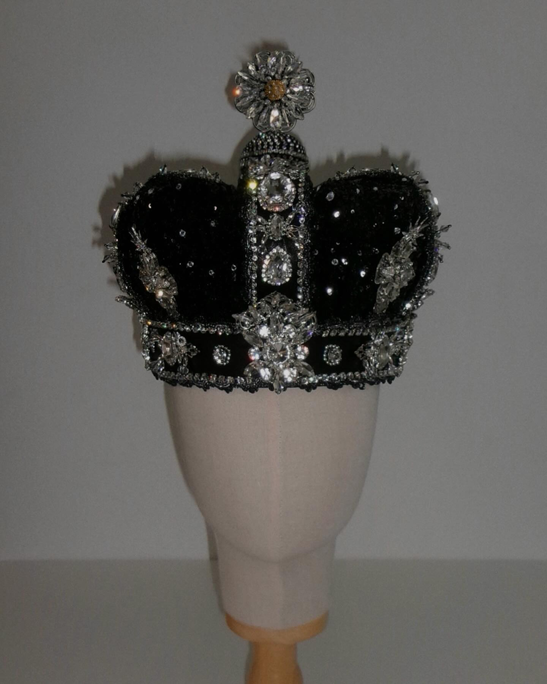 지디의 왕관을 책임지는 자👑
바로 저, 다나카 이므니다🙋🏻♂️💎
지난 월요일, 성황리에 막을 내린 빅뱅의 코첼라 무대. 조명마저 압도한 ‘인간 보석’ 지디, 과연 누구의 작품일까요? 지드래곤의 월드투어를 장식한 커스텀 블랙 데이지 크라운과 크로셰 트위드까지, 이 모든 것은 다이스케 다나카의 작업입니다.
오사카 출신 디자이너인 그는 일본 애니 특유의 과장된 표현과 색감에서 영향을 받은 그는, 정교한 자수로 디테일을 살려 의상의 화려함을 극대화합니다. 제니의 ‘ZEN’ MV 속 천사 의상을 비롯해, 코스튬 디자이너 및 브랜드 'tanakadaisuke'의 대표로 활발히 활동 중입니다.
역시 아티스트를 한층 더 빛나게 해주는 건, 보이지 않는 장인정신의 힘이군요!
영상: 7,9. J @jennierubyjane / 10. G-DRAGON @xxxibgdrgn 이미지6
