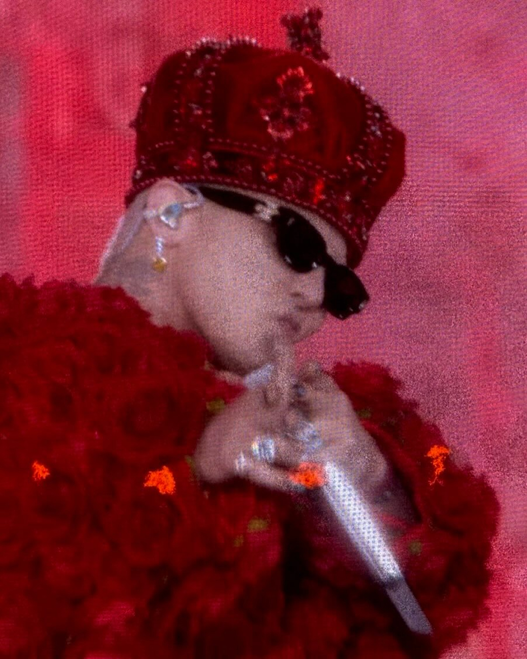 지디의 왕관을 책임지는 자👑
바로 저, 다나카 이므니다🙋🏻♂️💎
지난 월요일, 성황리에 막을 내린 빅뱅의 코첼라 무대. 조명마저 압도한 ‘인간 보석’ 지디, 과연 누구의 작품일까요? 지드래곤의 월드투어를 장식한 커스텀 블랙 데이지 크라운과 크로셰 트위드까지, 이 모든 것은 다이스케 다나카의 작업입니다.
오사카 출신 디자이너인 그는 일본 애니 특유의 과장된 표현과 색감에서 영향을 받은 그는, 정교한 자수로 디테일을 살려 의상의 화려함을 극대화합니다. 제니의 ‘ZEN’ MV 속 천사 의상을 비롯해, 코스튬 디자이너 및 브랜드 'tanakadaisuke'의 대표로 활발히 활동 중입니다.
역시 아티스트를 한층 더 빛나게 해주는 건, 보이지 않는 장인정신의 힘이군요!
영상: 7,9. J @jennierubyjane / 10. G-DRAGON @xxxibgdrgn 이미지3