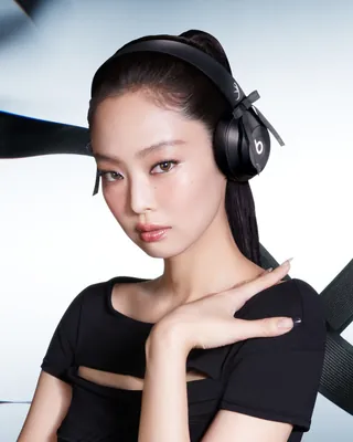 비츠, 제니 콜라보 에디션 공개🎧
제니 미공개 트랙까지 공개🎶
비츠가 제니와 두번째 협업을 통해 ‘Beats Solo 4 JENNIE Special Edition‘의 오가닉 블랙 컬러를 출시합니다.
이번 신제품은 블랙톤의 미니멀한 디자인에 탈부착 가능한 블랙 리본 두 개가 포인트로 더해져 시크하면서도 사랑스러운 감도를 담았습니다. 또한 캠페인 영상에서는 제니의 신곡 미공개 트랙이 최초 공개됩니다.
2025년 루비 레드(Ruby Red) 컬러의 ‘Beats Solo 4 — JENNIE Special Edition’ 제품도 빠르게 품절된 만큼 이번 신제품도 소비자들의 높은 수요가 예측되는데요. 제니는 이번 협업에 대해 “이번 두 번째 챕터는 저의 개인적인 성장과 자아 발견을 담고 있다. 강렬하면서도 개인적인 의미를 지닌 제품을 만들고 싶었다”고 전했습니다.
한편 비츠 솔로 4 제니 스페셜 에디션은 오는 24일부터 애플 공식 홈페이지에서 구매 가능합니다. 이미지
