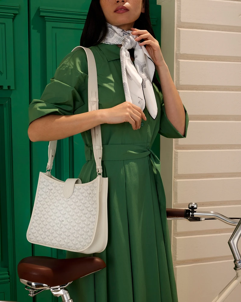 크로스백 1인자를 가려라!🌟
둘 다 예쁜데,,,고르는데 하루종일 걸려💭👜
고야드가 신제품, ‘뮤제트(Musette) PM’백을 선보였습니다. 고야드의 헤리티지와 넉넉한 수납감으로 실용성까지 챙긴 이번 컬렉션을 보고 있자니 왠지(?) 에르메스의 에블린 백이 떠오릅니다. 그래서 저희가 깔끔하게 비교해보겠습니다
1. 고야드 뮤제트 백, 300만 원대.
11가지 컬러 라인업으로 고야딘 패턴이 특징이며, 코팅 캔버스와 가죽트림으로 가볍고 생활방수까지 가능하여 관리가 비교적 쉬움.
2. 에르메스 에블린 백, 600만 원대.
“H”펀칭이 특징인 가방으로 클레망스와 에프솜 가죽으로, 럭셔리 텍스처가 확실하나 스크래치 관리가 필요. 이미지2