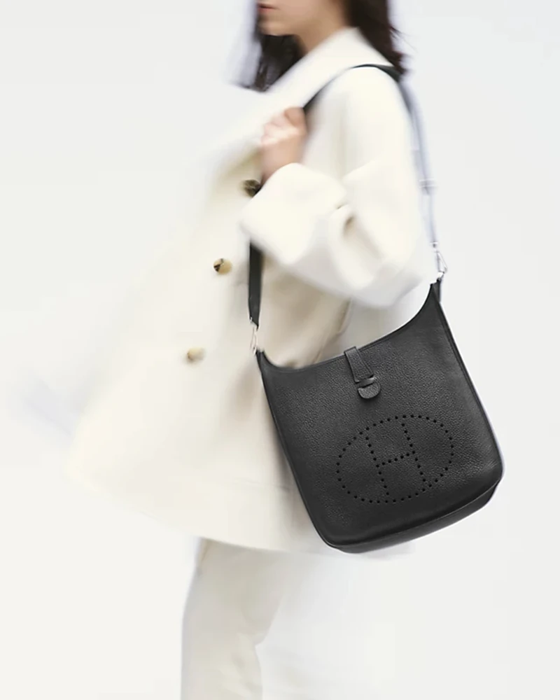 크로스백 1인자를 가려라!🌟
둘 다 예쁜데,,,고르는데 하루종일 걸려💭👜
고야드가 신제품, ‘뮤제트(Musette) PM’백을 선보였습니다. 고야드의 헤리티지와 넉넉한 수납감으로 실용성까지 챙긴 이번 컬렉션을 보고 있자니 왠지(?) 에르메스의 에블린 백이 떠오릅니다. 그래서 저희가 깔끔하게 비교해보겠습니다
1. 고야드 뮤제트 백, 300만 원대.
11가지 컬러 라인업으로 고야딘 패턴이 특징이며, 코팅 캔버스와 가죽트림으로 가볍고 생활방수까지 가능하여 관리가 비교적 쉬움.
2. 에르메스 에블린 백, 600만 원대.
“H”펀칭이 특징인 가방으로 클레망스와 에프솜 가죽으로, 럭셔리 텍스처가 확실하나 스크래치 관리가 필요. 이미지7
