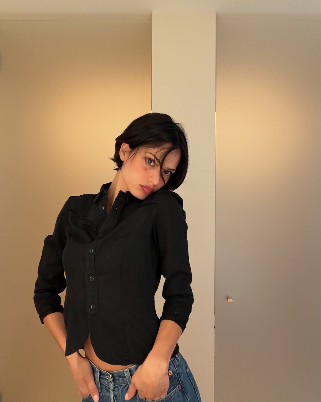 날은 더워지고, 내 머리는 찜질방🥵
나 이 언니때문에 단발병 재발할 것 같아💇🏻♀️😈
가벼워진 옷차림에 내리쬐는 태양, 갈대처럼 흔들리는 마음. 네, 단발병의 계절이 돌아왔습니다. 특히 모델 겸 인플루언서 예슬리 디마테(Yesly Dimate)의 완벽한 단발을 보고 있자니, 한없이 고민됩니다.
귀밑까지 깔끔하게 떨어지는 블런트 밥부터 사랑스러운 젤리펌까지, 없는 게 없는 예슬리의 숏헤어 스타일링, 함께 보실까요? 이미지5