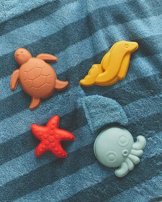 여름아 기다려🩵
바다 갈 핑계 생기는 자라 홈 리스트🏖️🐳
자라홈에서 여름 무드 가득한 비치 아이템을 선보였습니다. 스트라이프 비치 타월부터 접이식 비치 쟁반, 실리콘 모래놀이 몰드 세트까지 휴양지 분위기를 더해줄 제품들이 눈에 띄는데요.
본격적인 여름 준비에 참고하기 좋은 아이템들로, 바다로 떠날 계획이 있다면 자라홈의 비치 아이템을 미리 체크해보세요.
- 키즈 실리콘 모래놀이 몰드 세트, 2만 원대
- 접이식 비치 쟁반, 9만 원대
- 스트라이프 비치 타월, 6만 원대
- 키즈 비치 체어, 10만 원대
- 타월 질감 비치 파라솔 베이스, 10만 원대
- 젤리 플랫 샌들, 4만 원대 이미지
