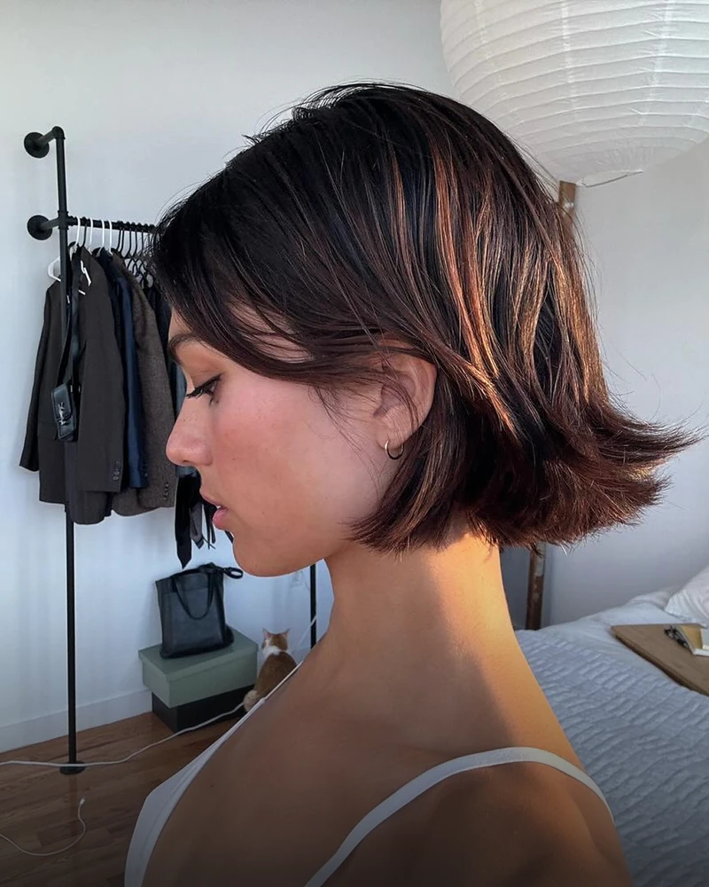 날은 더워지고, 내 머리는 찜질방🥵
나 이 언니때문에 단발병 재발할 것 같아💇🏻♀️😈
가벼워진 옷차림에 내리쬐는 태양, 갈대처럼 흔들리는 마음. 네, 단발병의 계절이 돌아왔습니다. 특히 모델 겸 인플루언서 예슬리 디마테(Yesly Dimate)의 완벽한 단발을 보고 있자니, 한없이 고민됩니다.
귀밑까지 깔끔하게 떨어지는 블런트 밥부터 사랑스러운 젤리펌까지, 없는 게 없는 예슬리의 숏헤어 스타일링, 함께 보실까요? 이미지1