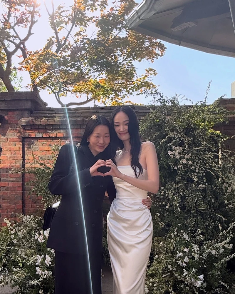 장윤주와 홍진경의 하객룩🤵🏻♀️
너무나도 다른 둘, 여러분의 픽은?🤍🌹
지난 26일, 스몰웨딩으로 조용히 결혼식을 올린 모델 신현지. 공개된 사진 속 장윤주와 홍진경의 상반된 하객 룩이 시선을 사로잡습니다.
먼저 장윤주는 깔끔하게 떨어지는 올블랙 셋업으로 세련된 애티튜드를 완성하고, 크리스털 플랫으로 룩에 포인트를 더했습니다. 반면 홍진경은 숏한 기장의 민소매 데님 원피스로 경쾌한 무드를 완성했군요. 관련 제품 함께 보시죠.
- 케이트 사벨 더블 브레스티드 자켓, 400만 원대
- 케이트 마르씨 메시 발레리나 슈즈, 100만 원대
- 아워레가시 플라이언트 드레스 비엔나 블루 워시, 80만 원대 이미지2