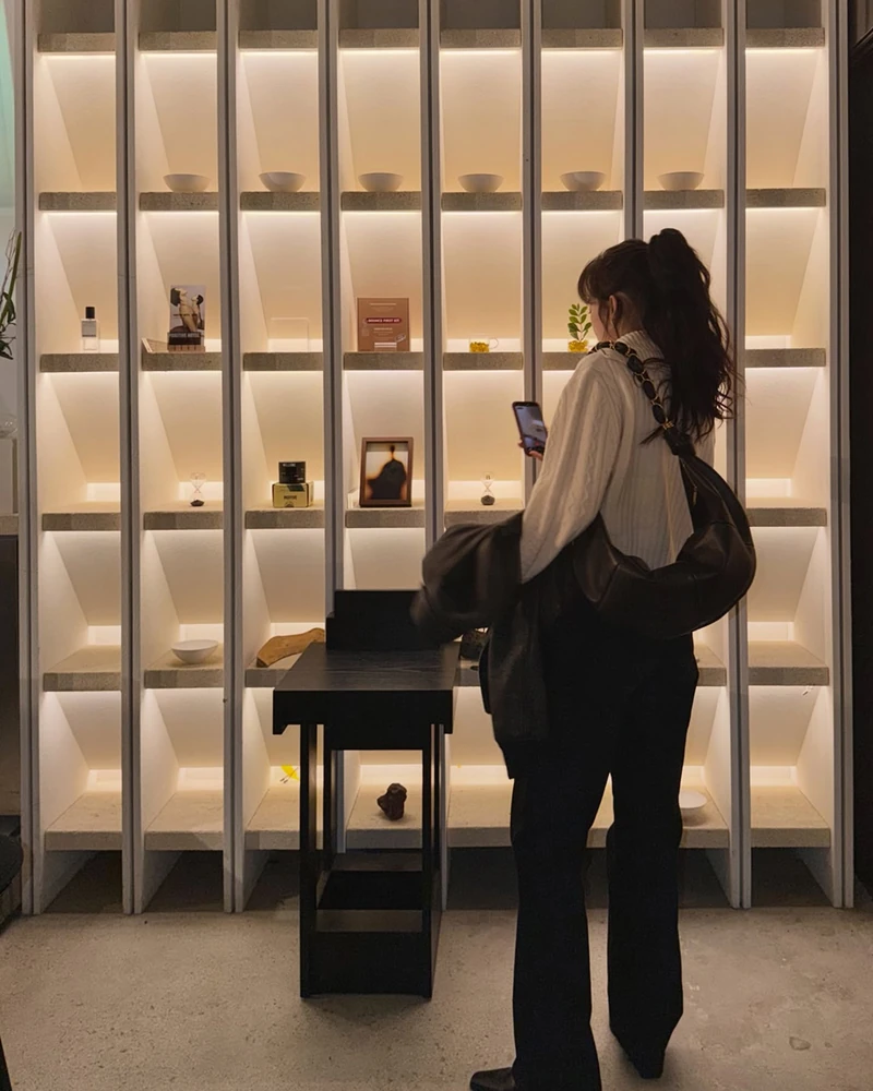 자꾸만 보인다, 보여,,,🕵️♀️
이청아의 피드에서 자꾸만 발견되는 '그 가방'?👜⛓️
세련됨의 정석, 톤온톤의 정수, 배우 이청아가 최근에 올린 약 9개의 피드 속에 모두 등장한 애착가방이 있는데요. 바로 생 로랑의 AMALIA 호보백입니다. 자연스럽게 축 처지는 곡선 형태에, 로고 플레이 대신 카산드라 체인을 엮은 듯한 스트랩이 핵심 포인트입니다.
소재는 램스킨과 스웨이드 두 가지로 구성되며, 이청아는 두 가지 모두 소장한 것으로 보입니다. 생 로랑만의 시크하게 톤 다운된 컬러와 차분한 실루엣 덕분에, 힘을 주지 않아도 드뮤어 룩이 완성되는데요. 역시 이청아의 세련된 패션 센스, 나 따라할래!
- 생 로랑 AMALIA 호보백, 500만 원대 이미지8