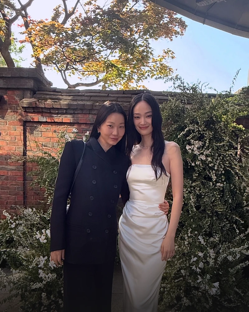 장윤주와 홍진경의 하객룩🤵🏻♀️
너무나도 다른 둘, 여러분의 픽은?🤍🌹
지난 26일, 스몰웨딩으로 조용히 결혼식을 올린 모델 신현지. 공개된 사진 속 장윤주와 홍진경의 상반된 하객 룩이 시선을 사로잡습니다.
먼저 장윤주는 깔끔하게 떨어지는 올블랙 셋업으로 세련된 애티튜드를 완성하고, 크리스털 플랫으로 룩에 포인트를 더했습니다. 반면 홍진경은 숏한 기장의 민소매 데님 원피스로 경쾌한 무드를 완성했군요. 관련 제품 함께 보시죠.
- 케이트 사벨 더블 브레스티드 자켓, 400만 원대
- 케이트 마르씨 메시 발레리나 슈즈, 100만 원대
- 아워레가시 플라이언트 드레스 비엔나 블루 워시, 80만 원대 이미지1