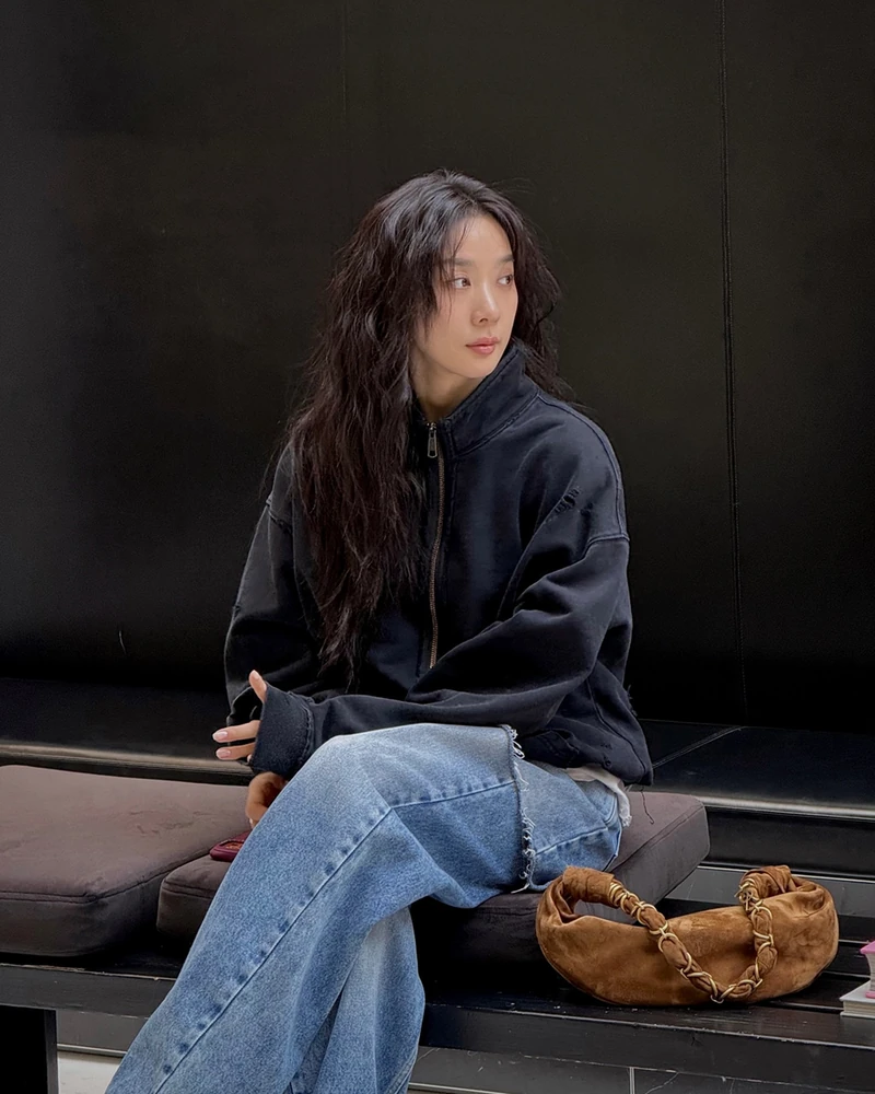 자꾸만 보인다, 보여,,,🕵️♀️
이청아의 피드에서 자꾸만 발견되는 '그 가방'?👜⛓️
세련됨의 정석, 톤온톤의 정수, 배우 이청아가 최근에 올린 약 9개의 피드 속에 모두 등장한 애착가방이 있는데요. 바로 생 로랑의 AMALIA 호보백입니다. 자연스럽게 축 처지는 곡선 형태에, 로고 플레이 대신 카산드라 체인을 엮은 듯한 스트랩이 핵심 포인트입니다.
소재는 램스킨과 스웨이드 두 가지로 구성되며, 이청아는 두 가지 모두 소장한 것으로 보입니다. 생 로랑만의 시크하게 톤 다운된 컬러와 차분한 실루엣 덕분에, 힘을 주지 않아도 드뮤어 룩이 완성되는데요. 역시 이청아의 세련된 패션 센스, 나 따라할래!
- 생 로랑 AMALIA 호보백, 500만 원대 이미지2