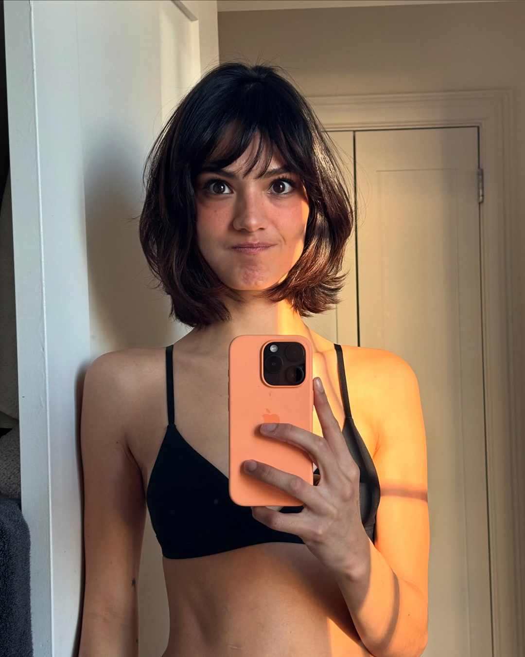 날은 더워지고, 내 머리는 찜질방🥵
나 이 언니때문에 단발병 재발할 것 같아💇🏻♀️😈
가벼워진 옷차림에 내리쬐는 태양, 갈대처럼 흔들리는 마음. 네, 단발병의 계절이 돌아왔습니다. 특히 모델 겸 인플루언서 예슬리 디마테(Yesly Dimate)의 완벽한 단발을 보고 있자니, 한없이 고민됩니다.
귀밑까지 깔끔하게 떨어지는 블런트 밥부터 사랑스러운 젤리펌까지, 없는 게 없는 예슬리의 숏헤어 스타일링, 함께 보실까요? 이미지8