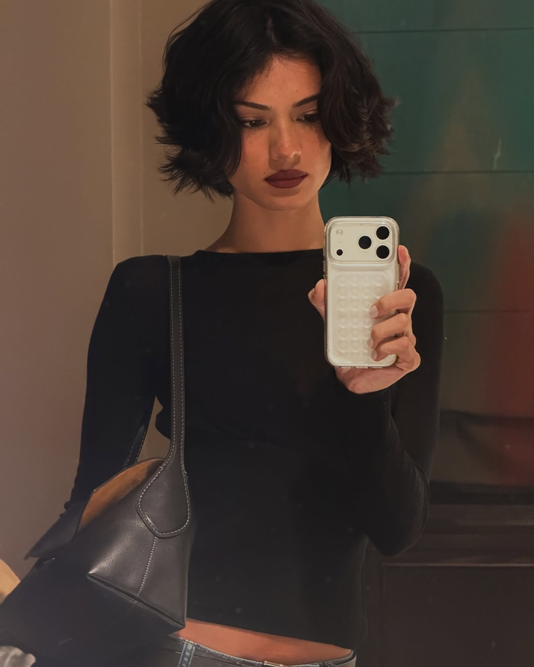 날은 더워지고, 내 머리는 찜질방🥵
나 이 언니때문에 단발병 재발할 것 같아💇🏻♀️😈
가벼워진 옷차림에 내리쬐는 태양, 갈대처럼 흔들리는 마음. 네, 단발병의 계절이 돌아왔습니다. 특히 모델 겸 인플루언서 예슬리 디마테(Yesly Dimate)의 완벽한 단발을 보고 있자니, 한없이 고민됩니다.
귀밑까지 깔끔하게 떨어지는 블런트 밥부터 사랑스러운 젤리펌까지, 없는 게 없는 예슬리의 숏헤어 스타일링, 함께 보실까요? 이미지7