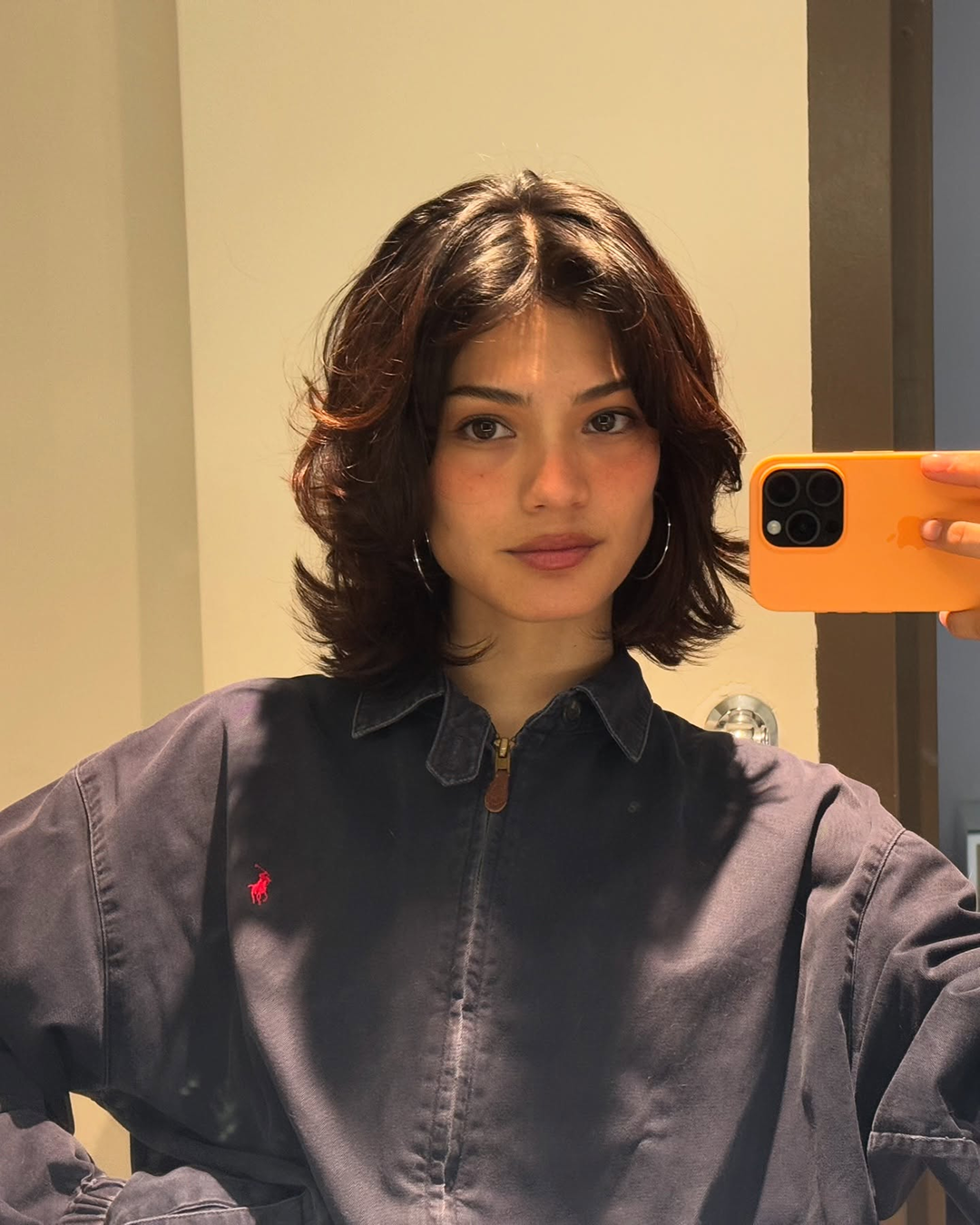 날은 더워지고, 내 머리는 찜질방🥵
나 이 언니때문에 단발병 재발할 것 같아💇🏻♀️😈
가벼워진 옷차림에 내리쬐는 태양, 갈대처럼 흔들리는 마음. 네, 단발병의 계절이 돌아왔습니다. 특히 모델 겸 인플루언서 예슬리 디마테(Yesly Dimate)의 완벽한 단발을 보고 있자니, 한없이 고민됩니다.
귀밑까지 깔끔하게 떨어지는 블런트 밥부터 사랑스러운 젤리펌까지, 없는 게 없는 예슬리의 숏헤어 스타일링, 함께 보실까요? 이미지6