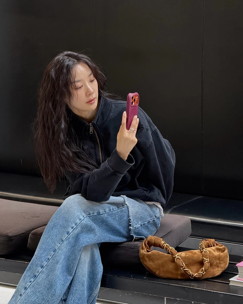 자꾸만 보인다, 보여,,,🕵️♀️
이청아의 피드에서 자꾸만 발견되는 '그 가방'?👜⛓️
세련됨의 정석, 톤온톤의 정수, 배우 이청아가 최근에 올린 약 9개의 피드 속에 모두 등장한 애착가방이 있는데요. 바로 생 로랑의 AMALIA 호보백입니다. 자연스럽게 축 처지는 곡선 형태에, 로고 플레이 대신 카산드라 체인을 엮은 듯한 스트랩이 핵심 포인트입니다.
소재는 램스킨과 스웨이드 두 가지로 구성되며, 이청아는 두 가지 모두 소장한 것으로 보입니다. 생 로랑만의 시크하게 톤 다운된 컬러와 차분한 실루엣 덕분에, 힘을 주지 않아도 드뮤어 룩이 완성되는데요. 역시 이청아의 세련된 패션 센스, 나 따라할래!
- 생 로랑 AMALIA 호보백, 500만 원대 이미지3