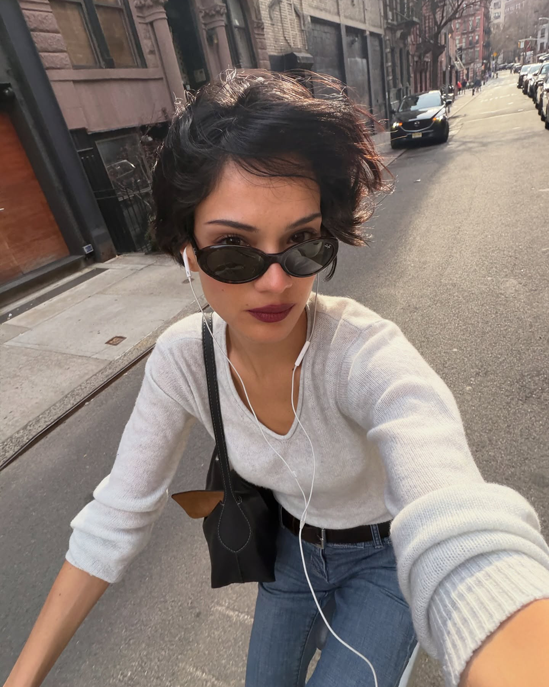 날은 더워지고, 내 머리는 찜질방🥵
나 이 언니때문에 단발병 재발할 것 같아💇🏻♀️😈
가벼워진 옷차림에 내리쬐는 태양, 갈대처럼 흔들리는 마음. 네, 단발병의 계절이 돌아왔습니다. 특히 모델 겸 인플루언서 예슬리 디마테(Yesly Dimate)의 완벽한 단발을 보고 있자니, 한없이 고민됩니다.
귀밑까지 깔끔하게 떨어지는 블런트 밥부터 사랑스러운 젤리펌까지, 없는 게 없는 예슬리의 숏헤어 스타일링, 함께 보실까요? 이미지2