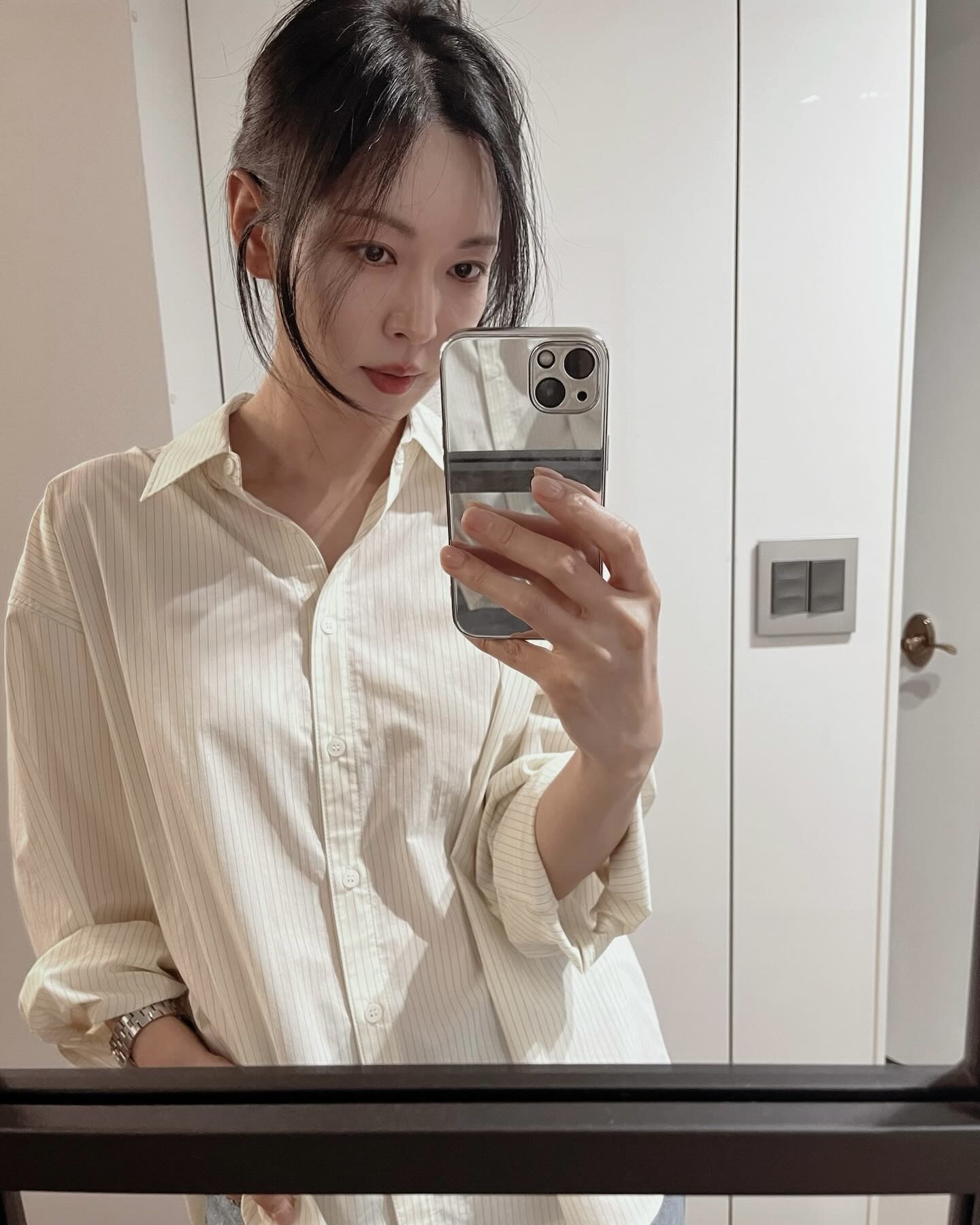 오늘은 셔츠 입고 나가자🪽
가볍게 걸쳐도 분위기 나는 셔츠 스타일링💡✨ 이미지4
