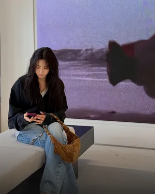 자꾸만 보인다, 보여,,,🕵️♀️
이청아의 피드에서 자꾸만 발견되는 '그 가방'?👜⛓️
세련됨의 정석, 톤온톤의 정수, 배우 이청아가 최근에 올린 약 9개의 피드 속에 모두 등장한 애착가방이 있는데요. 바로 생 로랑의 AMALIA 호보백입니다. 자연스럽게 축 처지는 곡선 형태에, 로고 플레이 대신 카산드라 체인을 엮은 듯한 스트랩이 핵심 포인트입니다.
소재는 램스킨과 스웨이드 두 가지로 구성되며, 이청아는 두 가지 모두 소장한 것으로 보입니다. 생 로랑만의 시크하게 톤 다운된 컬러와 차분한 실루엣 덕분에, 힘을 주지 않아도 드뮤어 룩이 완성되는데요. 역시 이청아의 세련된 패션 센스, 나 따라할래!
- 생 로랑 AMALIA 호보백, 500만 원대 이미지