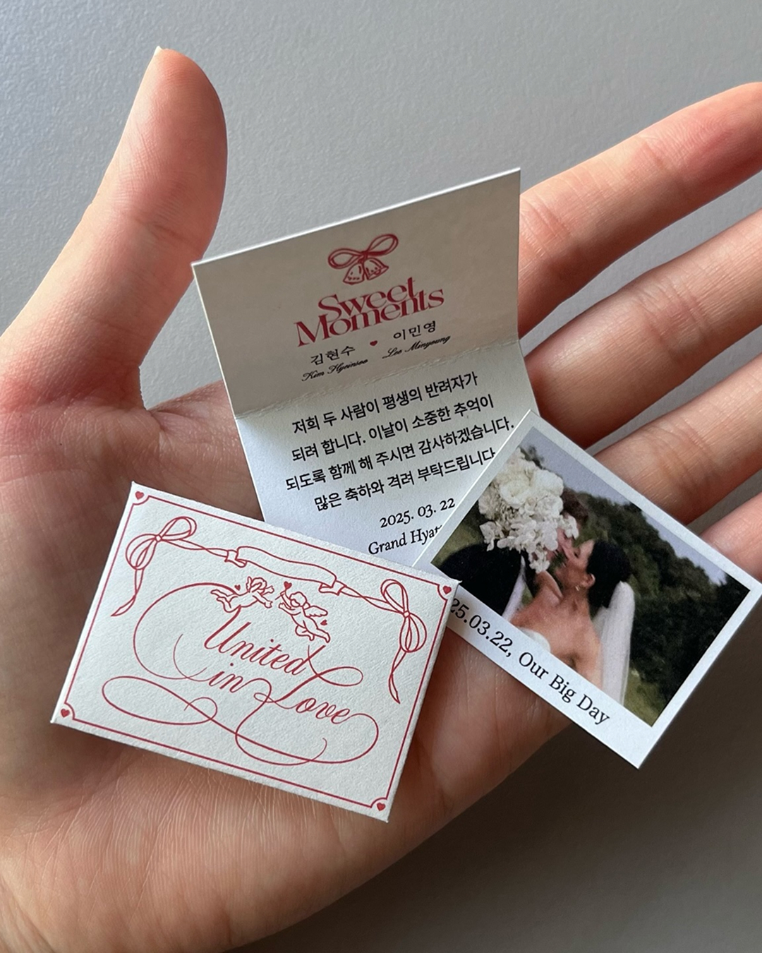 너네 청첩장 반응 좋더라🕊️
하나뿐인 특별한 청첩장을 원하신다면?🤍🪽
슬슬 결혼식 시즌이 다가오고 있는데요. 넘쳐나는 청첩장 속에서도 특별함을 놓치고 싶지 않은 신부님들을 위해 준비했습니다.
1. 마이오토바이오그라피 _ 핑크 엔벨롭
- 힙한 사진에, 사랑스러운 봉투까지
2. 써니바이브웨딩 _ 미니 청첩장
- 마치 동화 속 주인공이 된 듯한 기분
3. 세즈 _ 팅커벨 웨딩 인비테이션
- 크기는 작지만, 그 안에 담긴 의미는 가득해
4. 라소 아카이브 _ 트럼프 카드 청첩장
- 아름다운 순간을 플레잉 카드 위에 담은 이색 청첩장
5. Puce Studio _ 초콜릿 청첩장
- 초콜릿 청첩장이라니, 말만 들어도 달콤하다
6. 마이오토바이오그라피 _ 패브릭 청첩장
- 재활용이 가능한 청첩장. 예쁜마음 두배 이미지4